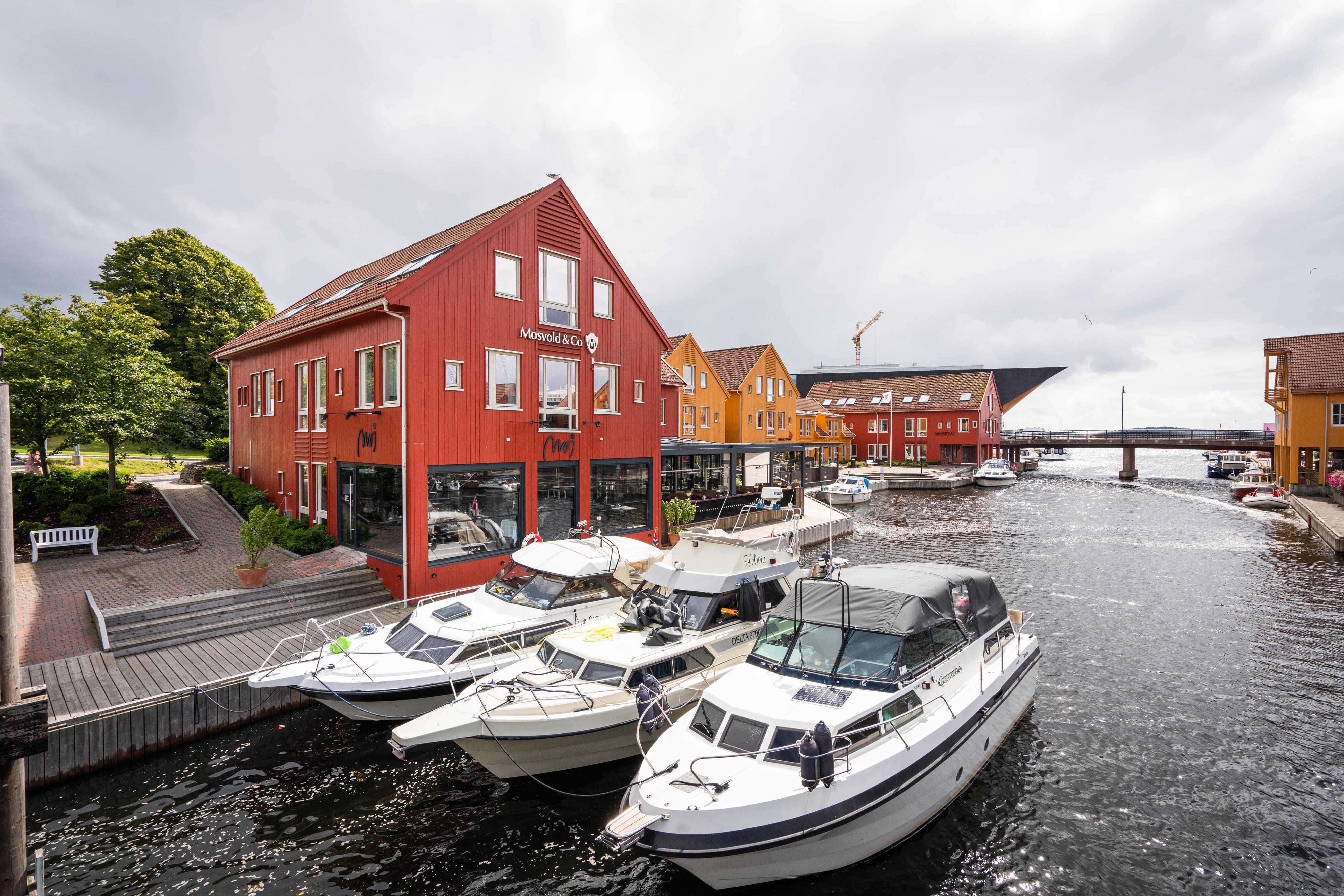 FISKEBRYGGA: Restaurant Hos Moi ligger på Fiskebrygga i Kristiansand og servicen er blid, myk og trivelig.