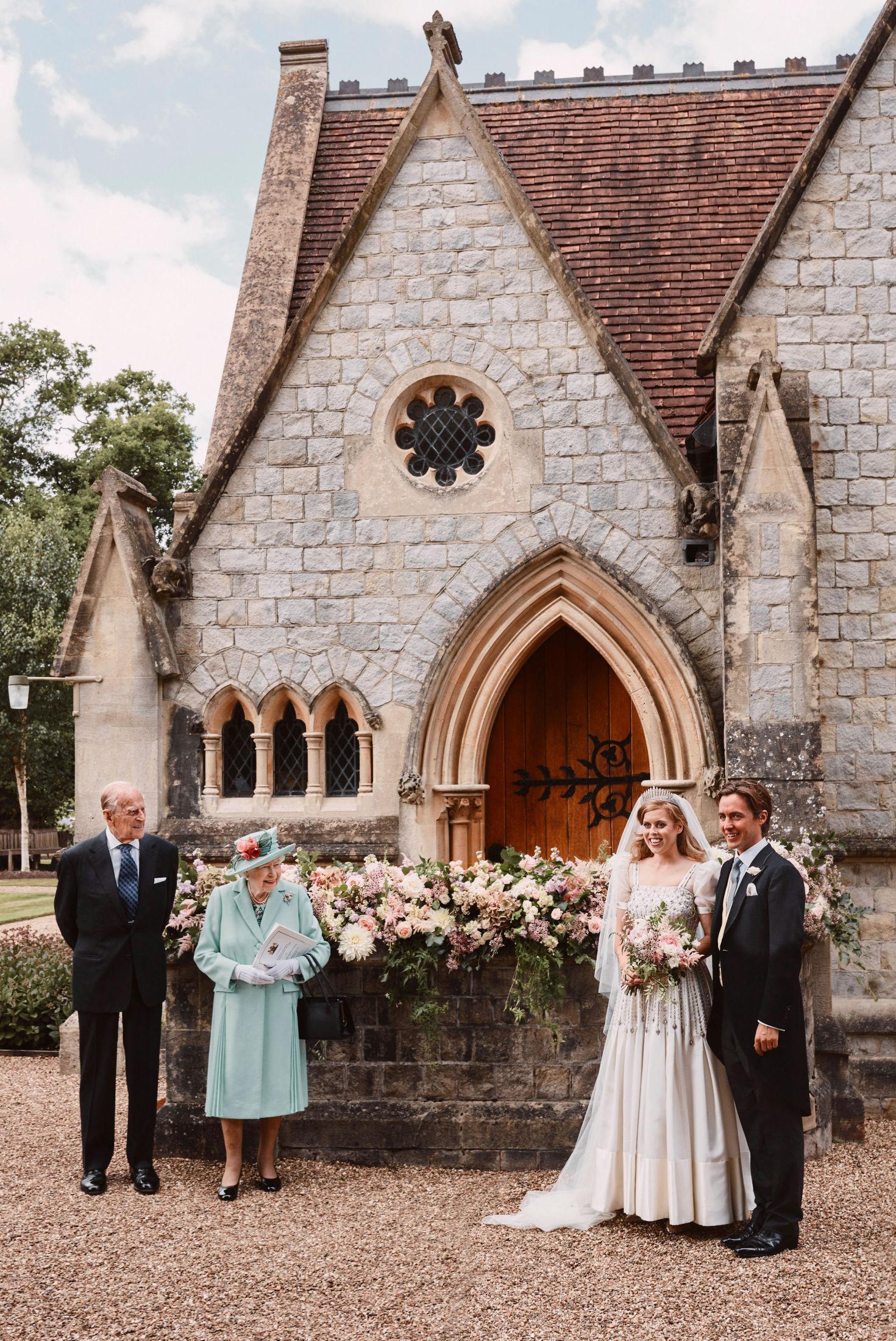 Brudeparet sammen med prins Phillip (99) og dronning Elizabeth (94) etter seremonien. Foto: Reuters