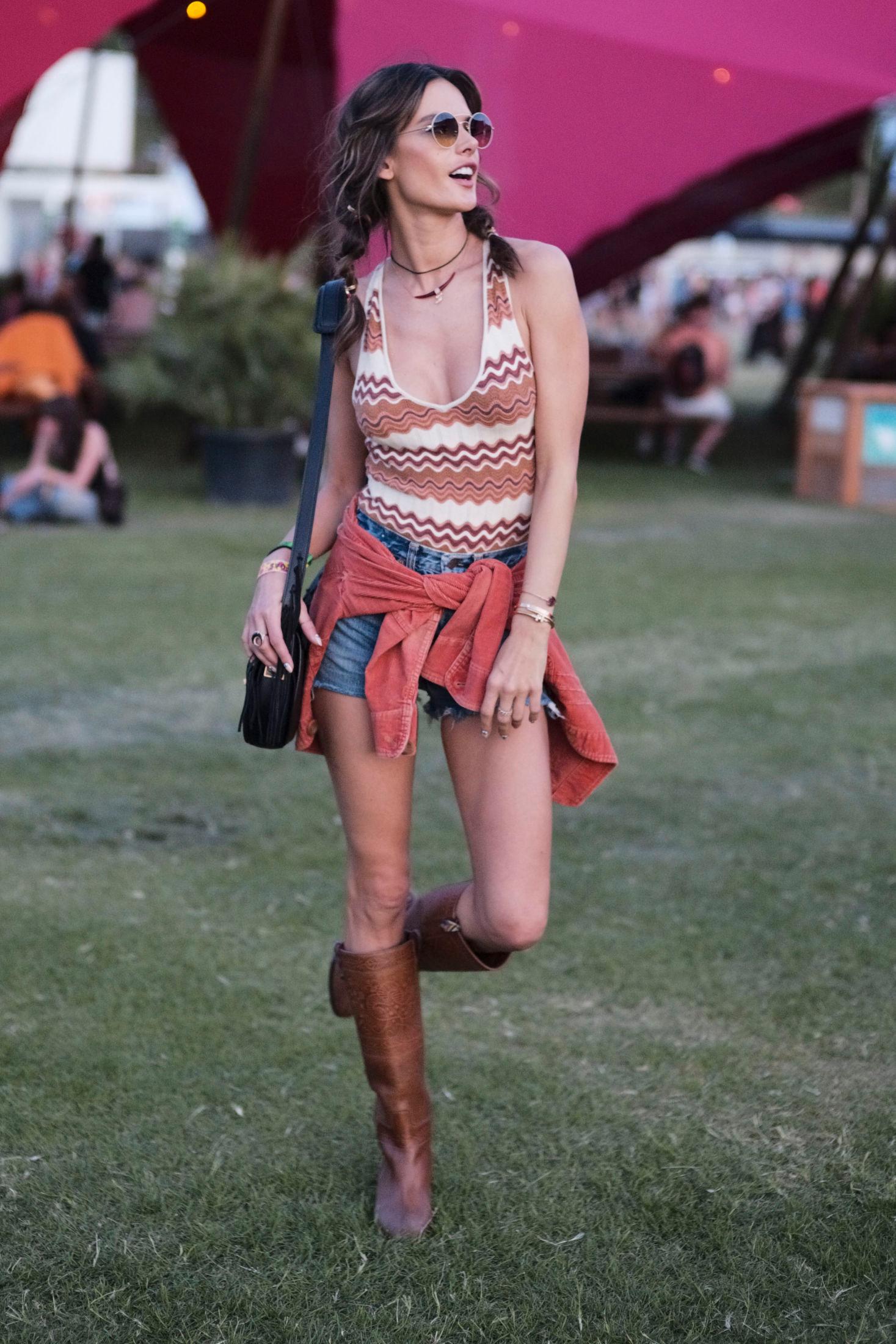 TRENDY: Alessandra Ambrosio i badedrakt brukt som body, jeansshorts, wester'n-boots og fletter. Foto: Getty Images