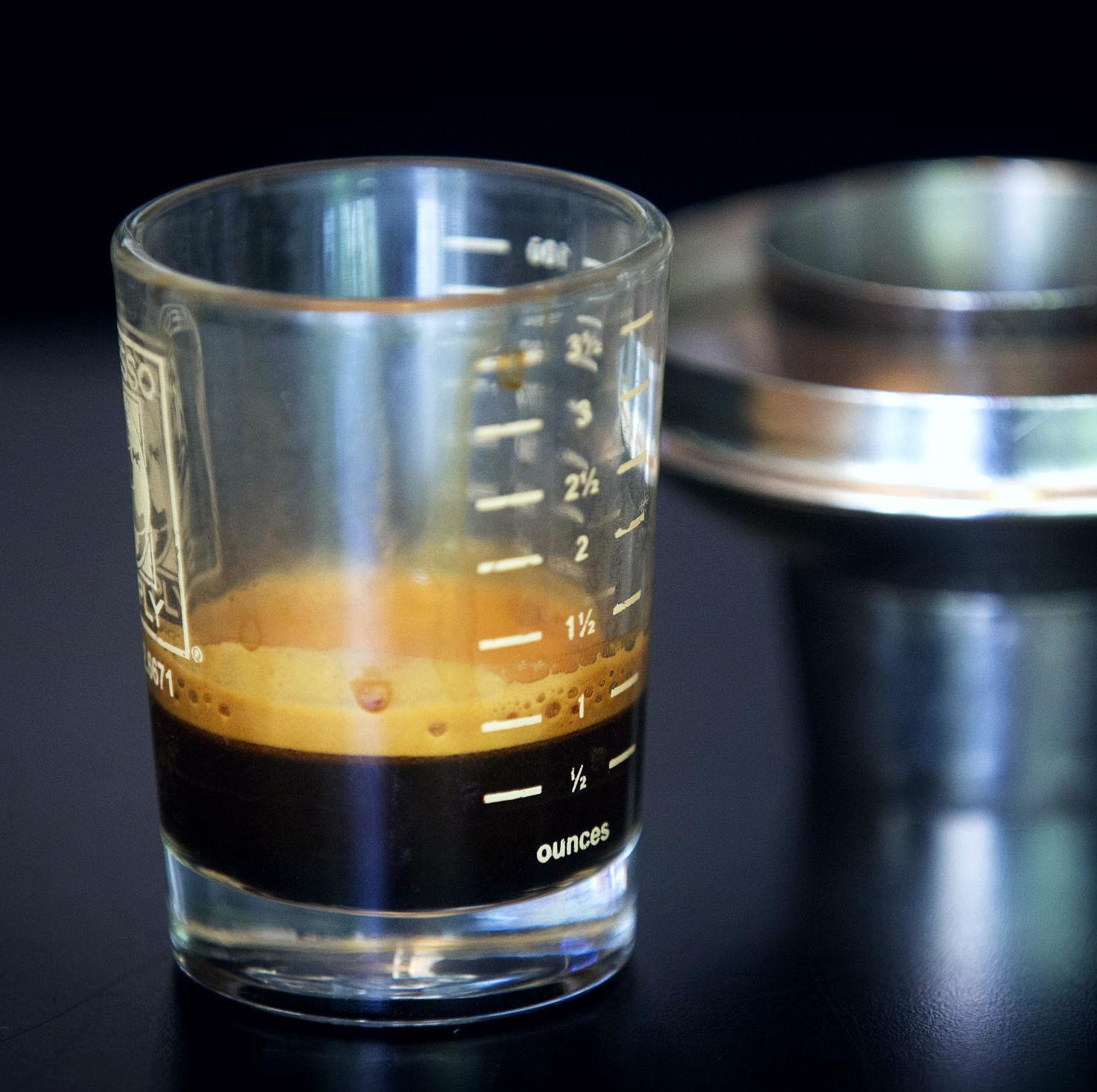 Det du trenger for en iskaffe med fløte er en espresso, isbiter og fløte. Foto: Kyrre Lien