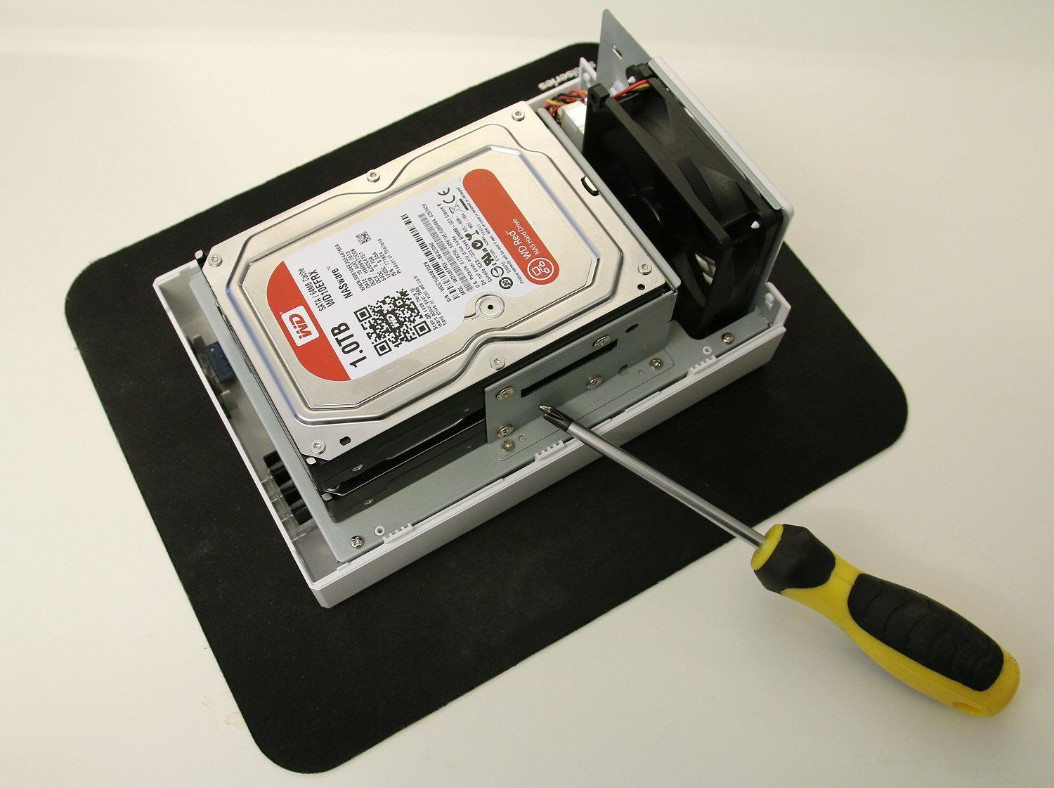 For å bytte harddisker må hele NAS-en åpnes, men det er en enkel operasjon.Foto: Vegar Jansen, Hardware.no