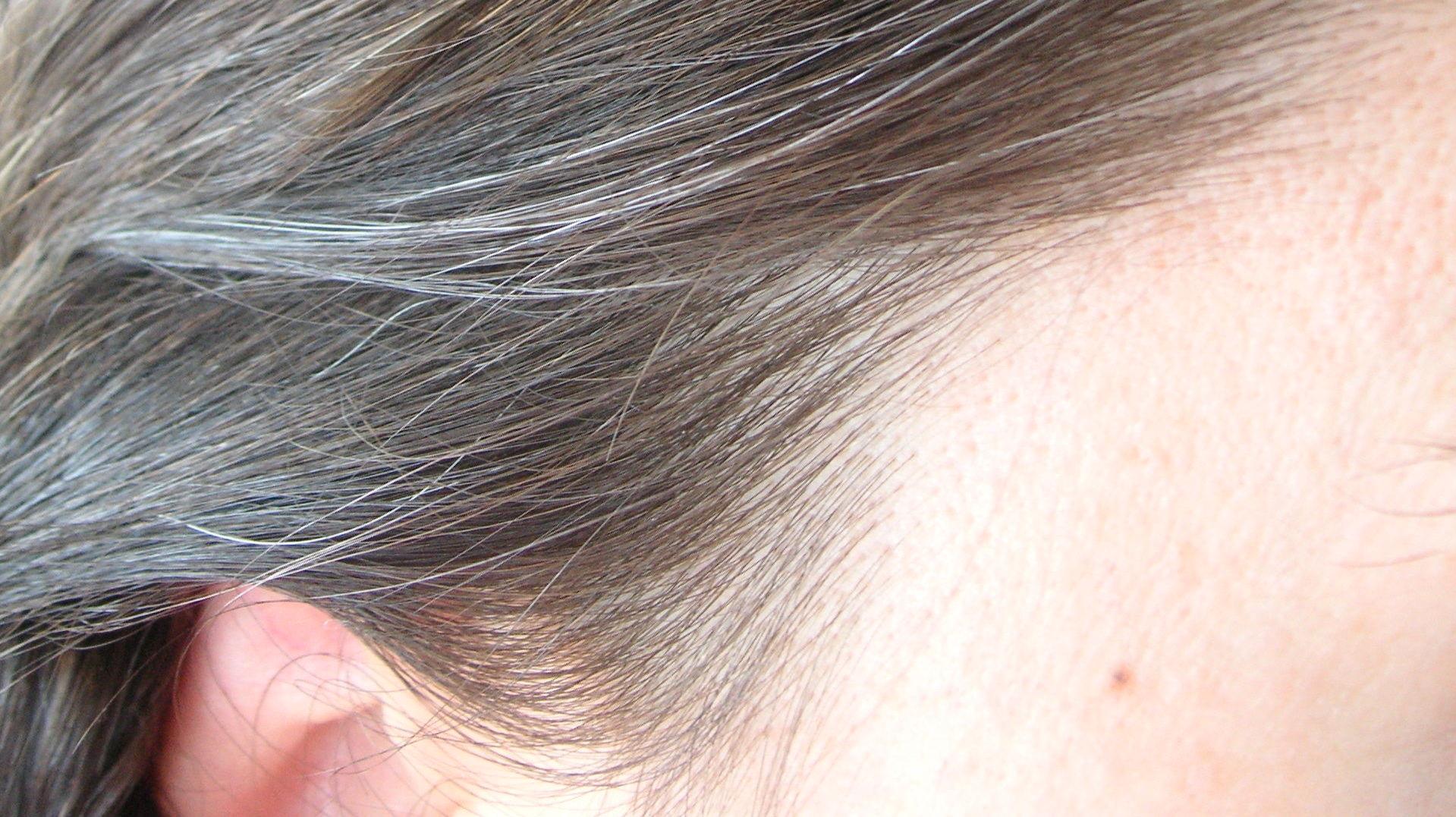 GRÅ HÅR: Mange kvinner og menn begynner å få grå hår allerede i slutten av 40-årene. Foto: Flickr.com