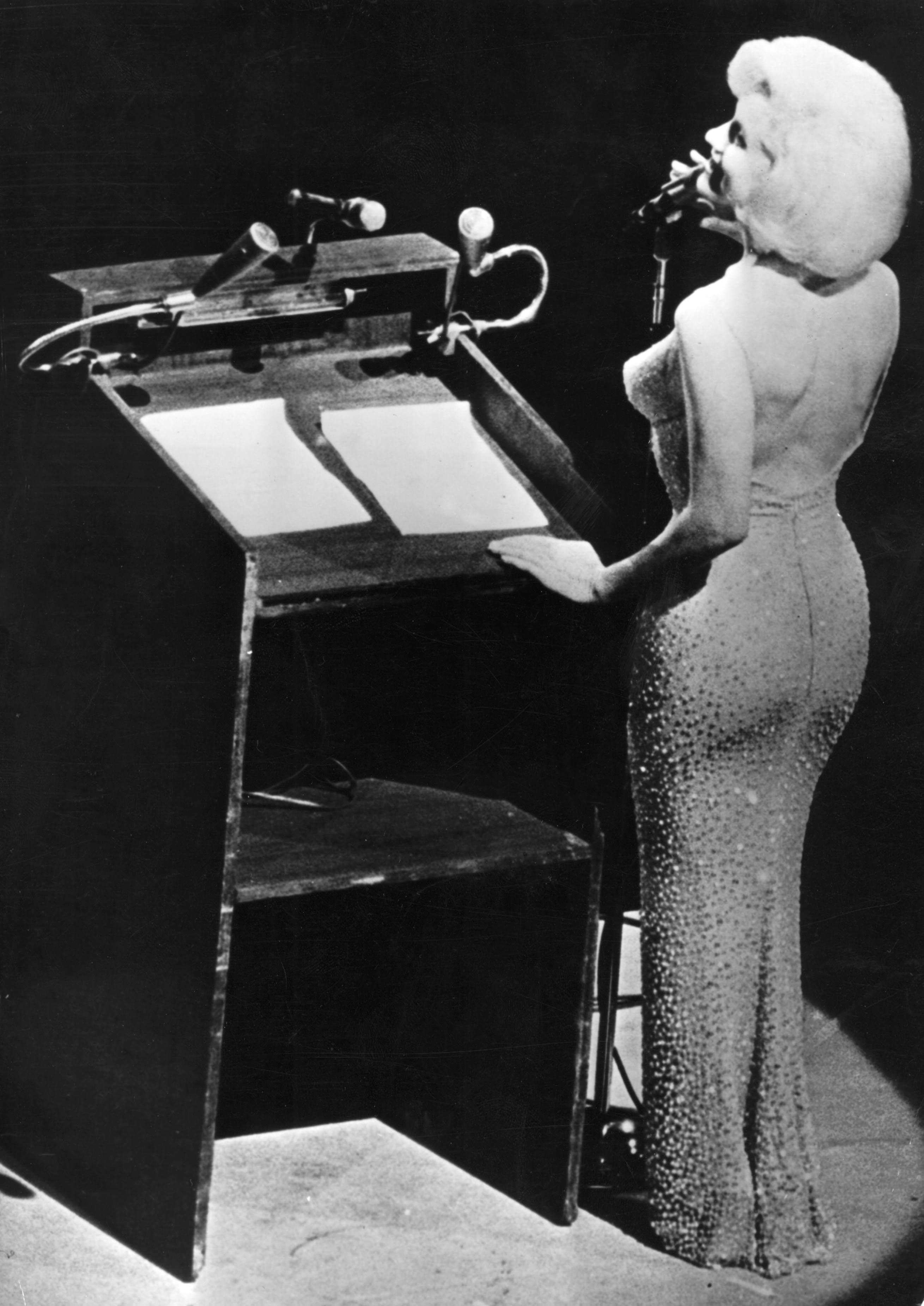 IKONISK: Marilyn i «the naked dress» under fremførelsen av bursdagssangen til president John F. Kennedy. 