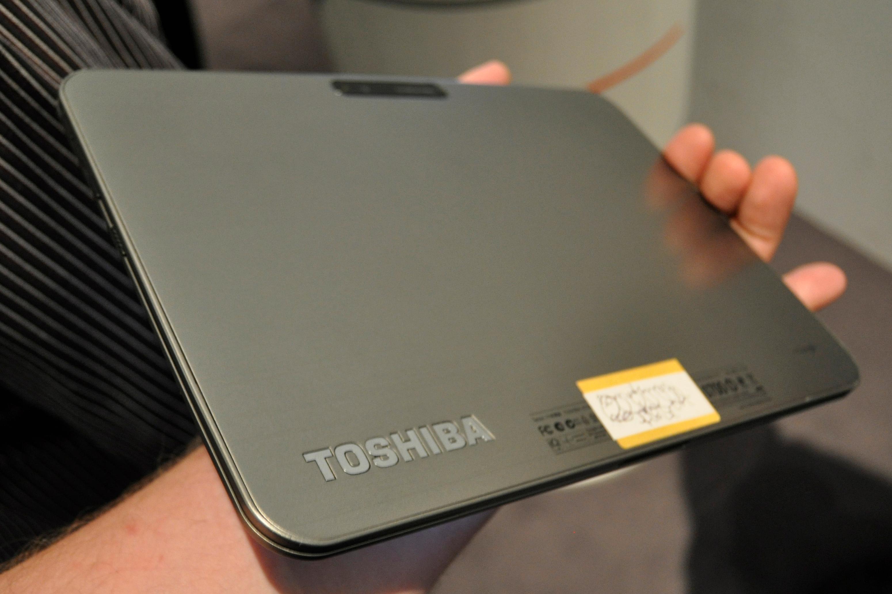 Baksiden på AT200 er i børstet aluminium, med Toshiba-logoen nederst til venstre. Øverst skimtes kameraet på fem megapiksler.