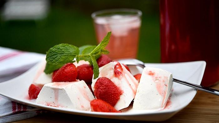Marinerade jordgubbar med vaniljglass