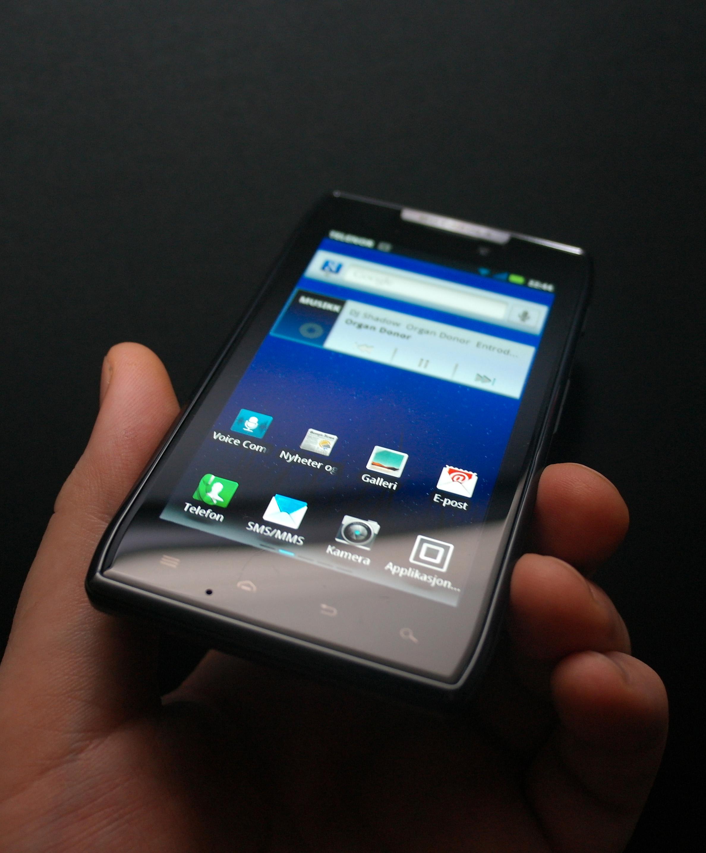 Motorola Razr skiller set ut blant andre Android-telefoner. Den ser annerledes ut, og den er vannavstøtende.