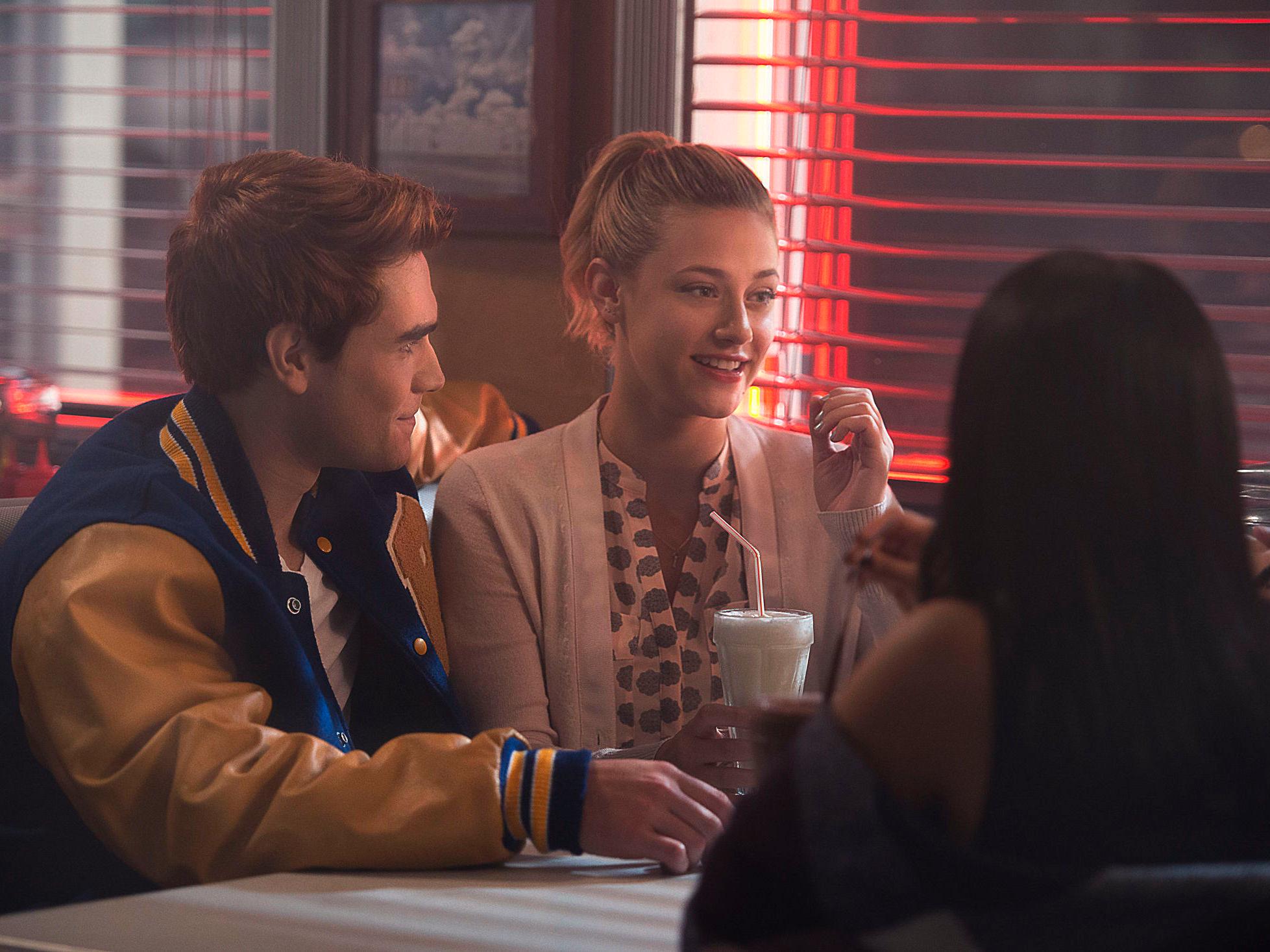 DINER-KLASSIKER: Archie og Betty i dyp milkshake-samtale. Foto: Netflix