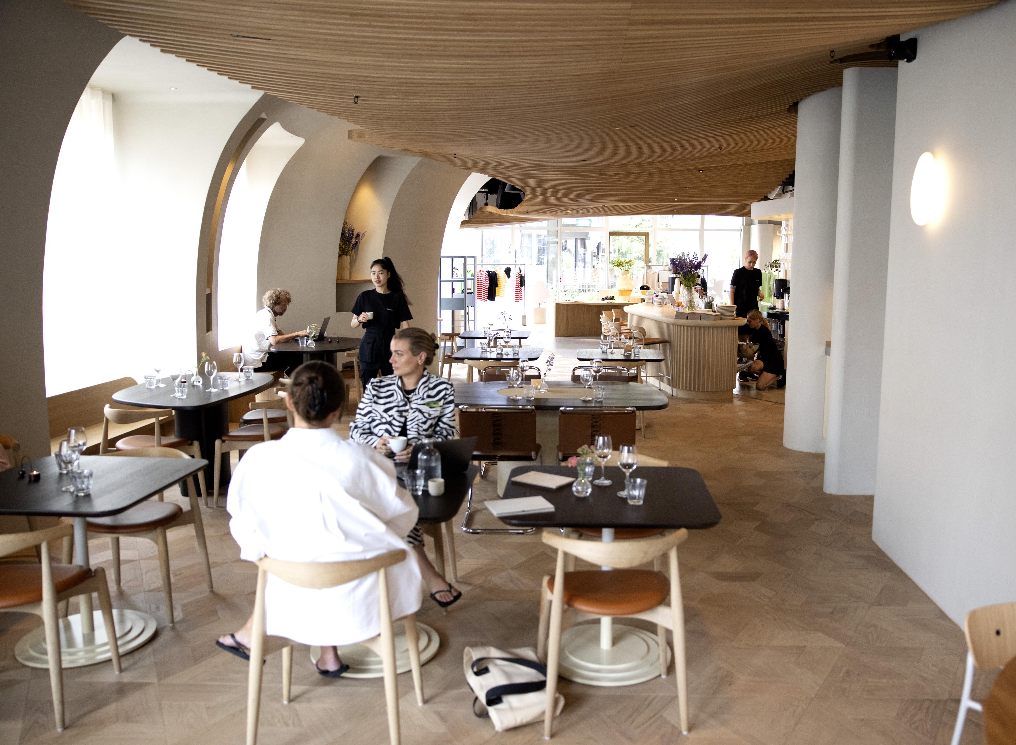 Lite har stått til tilfeldighetene på Café Platz. Designet på innsiden av restauranten er det Snøhetta som står bak. 