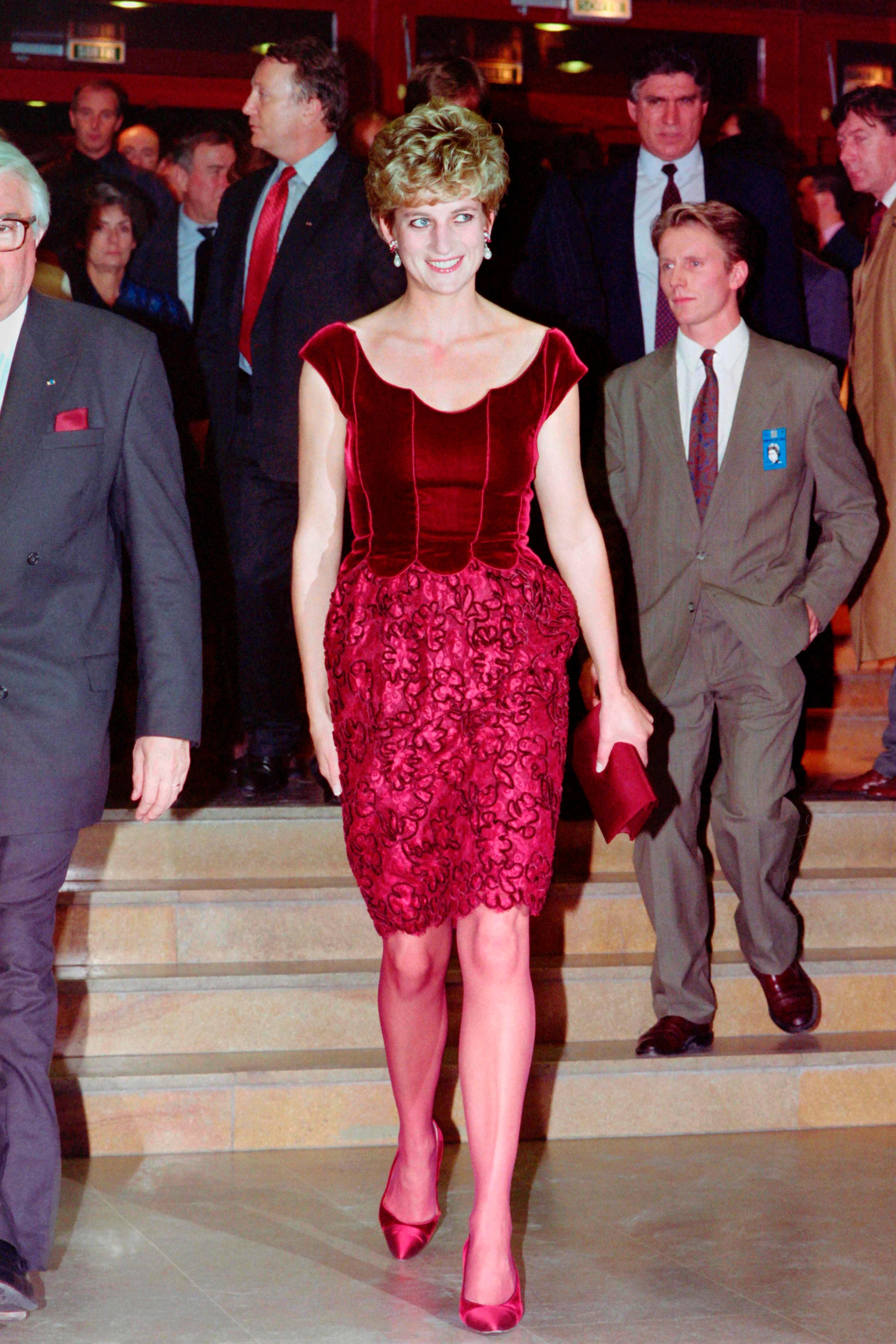 1992: Prinsessen var ikke fremmed for å prøve ut spreke kombinasjoner. Her er hun i Frankrike iført burgunderrøde plagg fra topp til tå! Til og med strømpebuksen hadde samme farge som sko, kjole og veske.