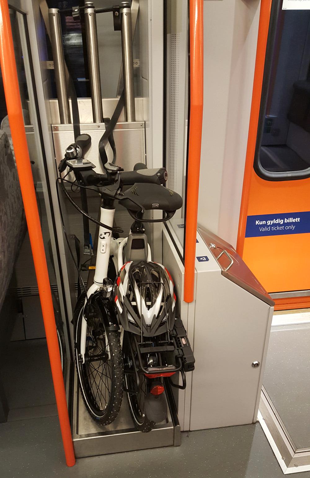 På toget slapp vi å betale ekstra for å ha med sykkel. Foto: Alexander Tøgard, Tek.no