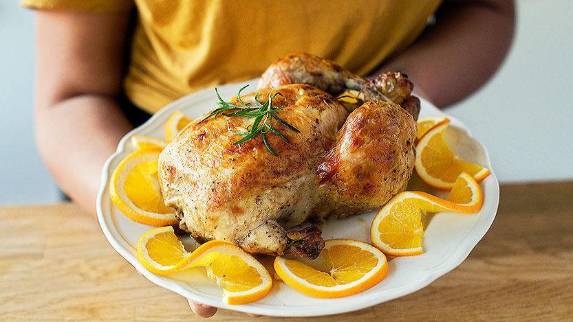 OVNSBAKT: Legg kyllingen i en gryte med appelsinsaft, honning og krydder så får du en fantastisk middag. Foto: Tuva Winslöw Dyvik