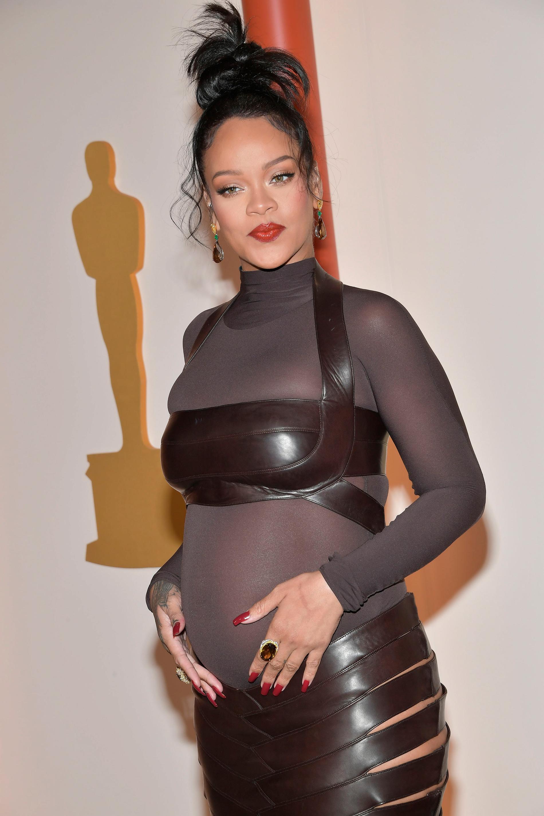 Rihanna ser som alltid fantastisk ut och bar statementläppar kvällen till ära. 