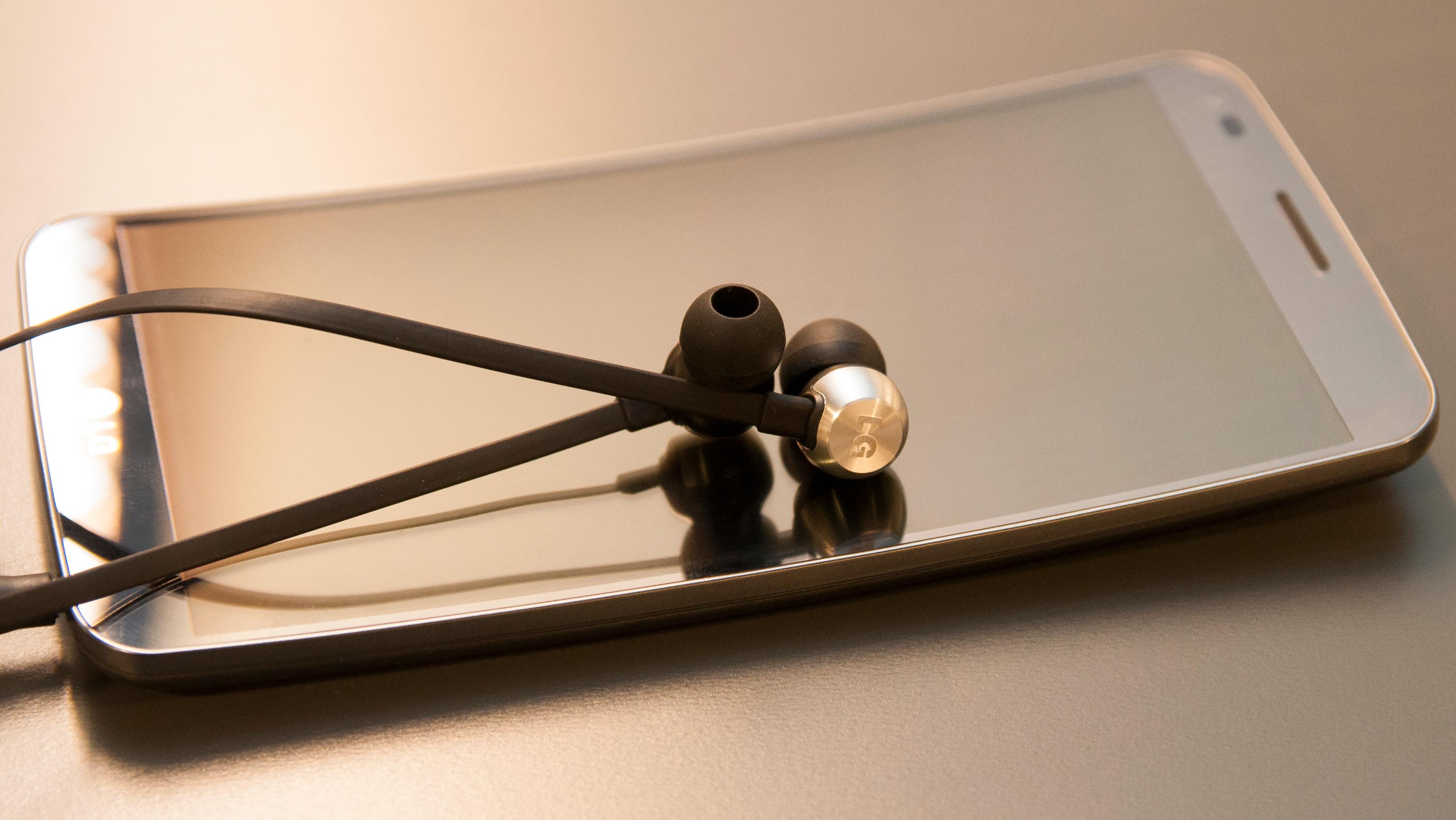 Det er svært gode ørepropper som følger med LG G Flex. Skal du ha bedre lyd enn dette må du velge relativt kostbare øreplugger, eller hodetelefoner.Foto: Finn Jarle Kvalheim, Amobil.no