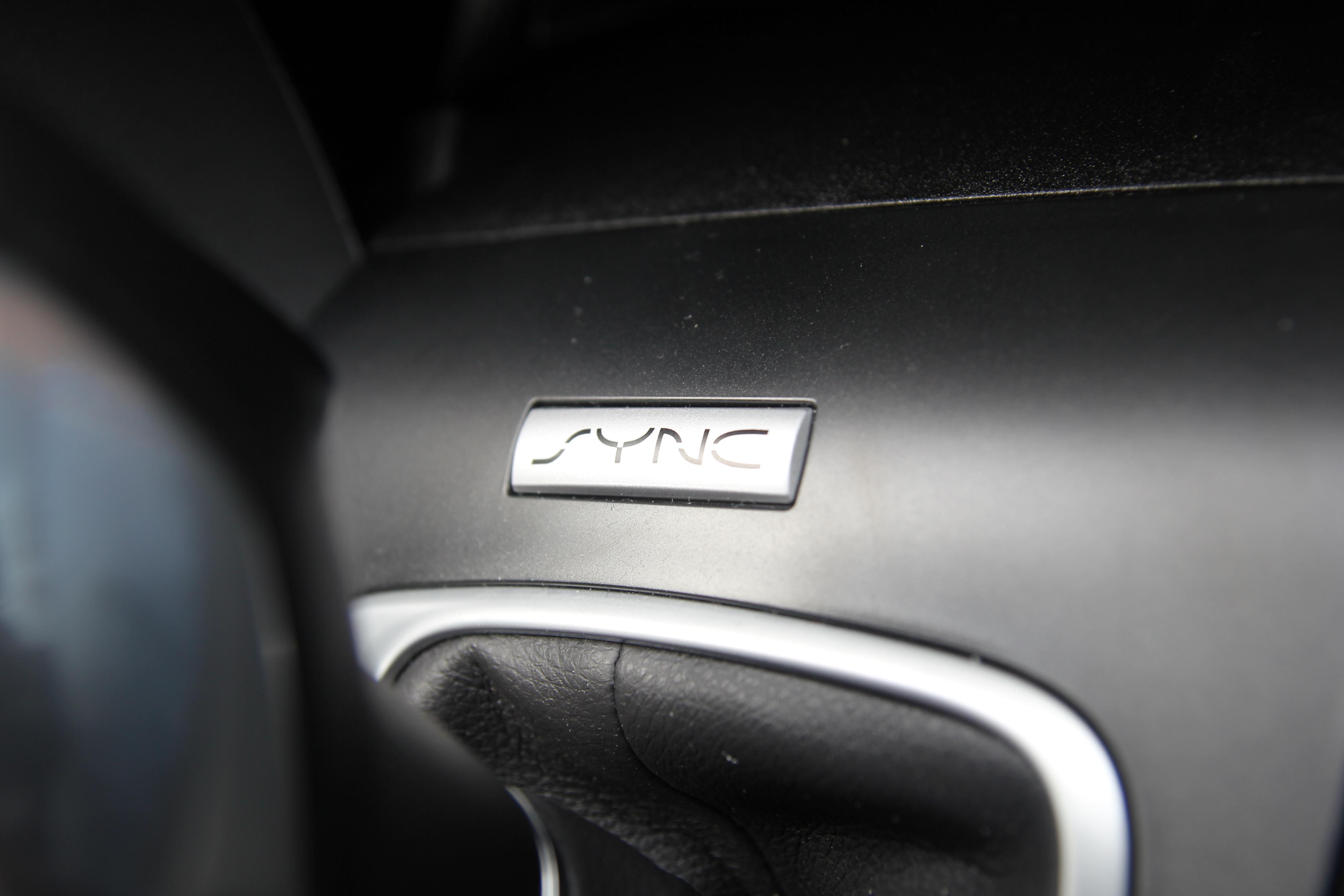 Den originale Sync-logoen har fått en fremtredenede plass like framfor automatgirspaken.