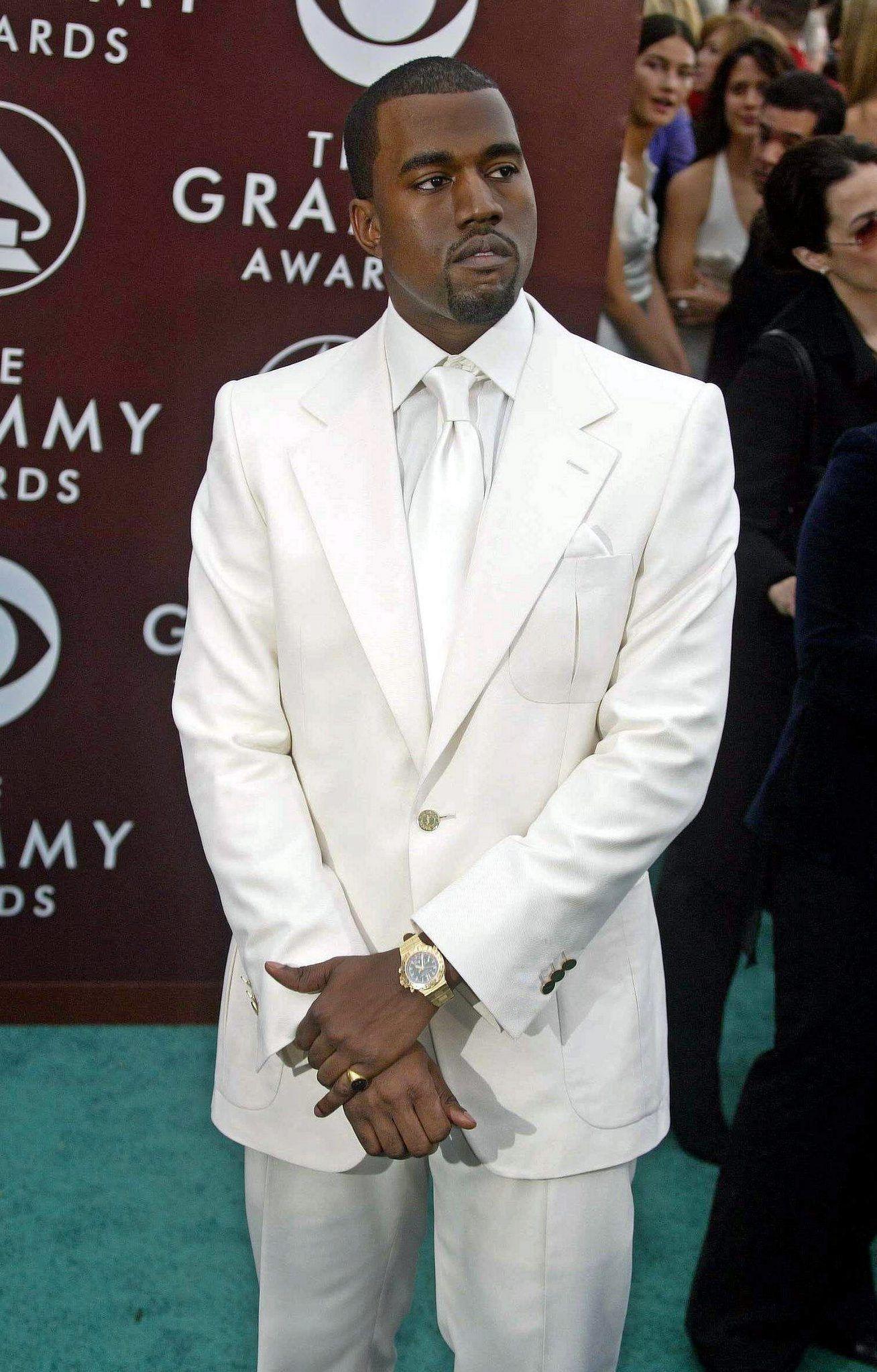 HELHVITT: Kanye West i en hvit dress på Grammy-utdelingen i 2005. Foto: EPA