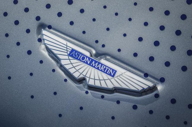 Blå detaljer går igjen flere steder på bilen. Foto: Aston Martin