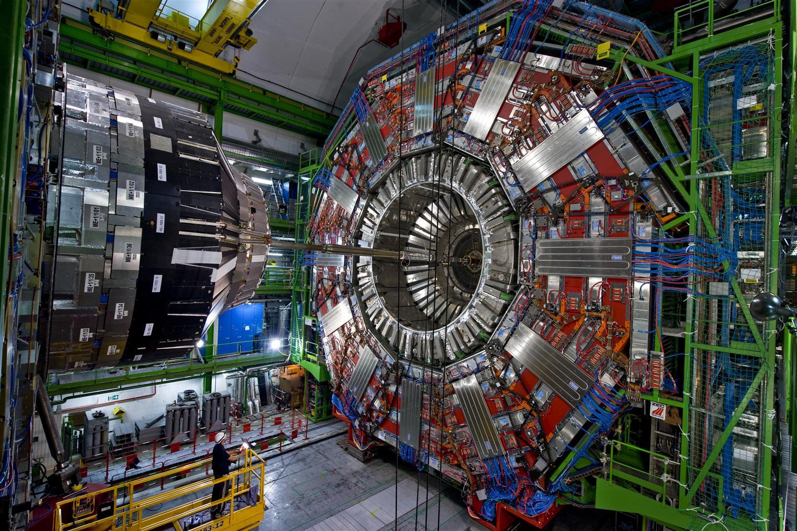 CMS-eksperimentet åpnet opp for oppgradering. I midten ser du røret som transporterer protonene. Foto: Cern