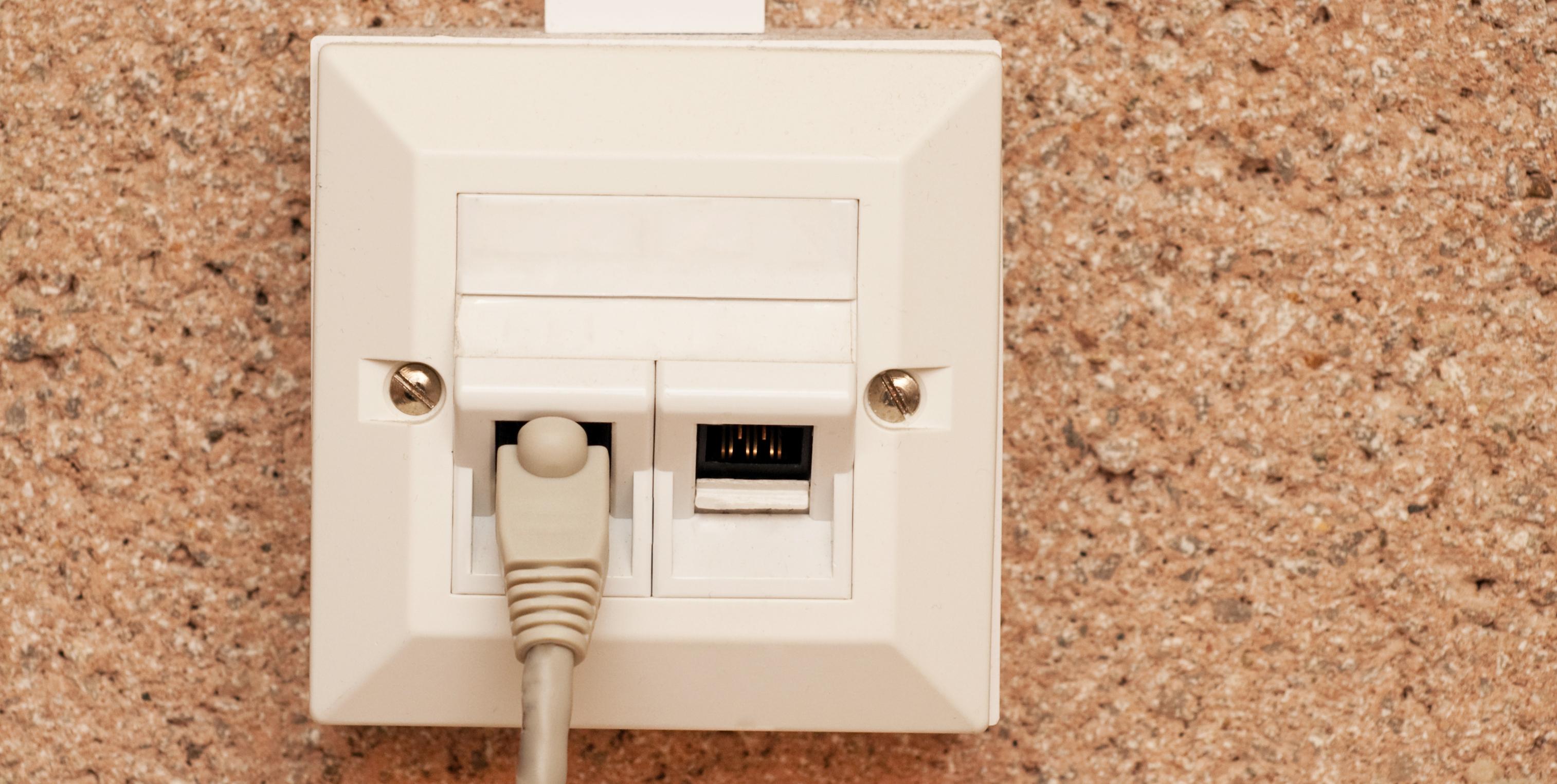 Vil du ha et virkelig pålitelig nettverk, strekker du Ethernet-kabler mellom rommene i huset ditt.