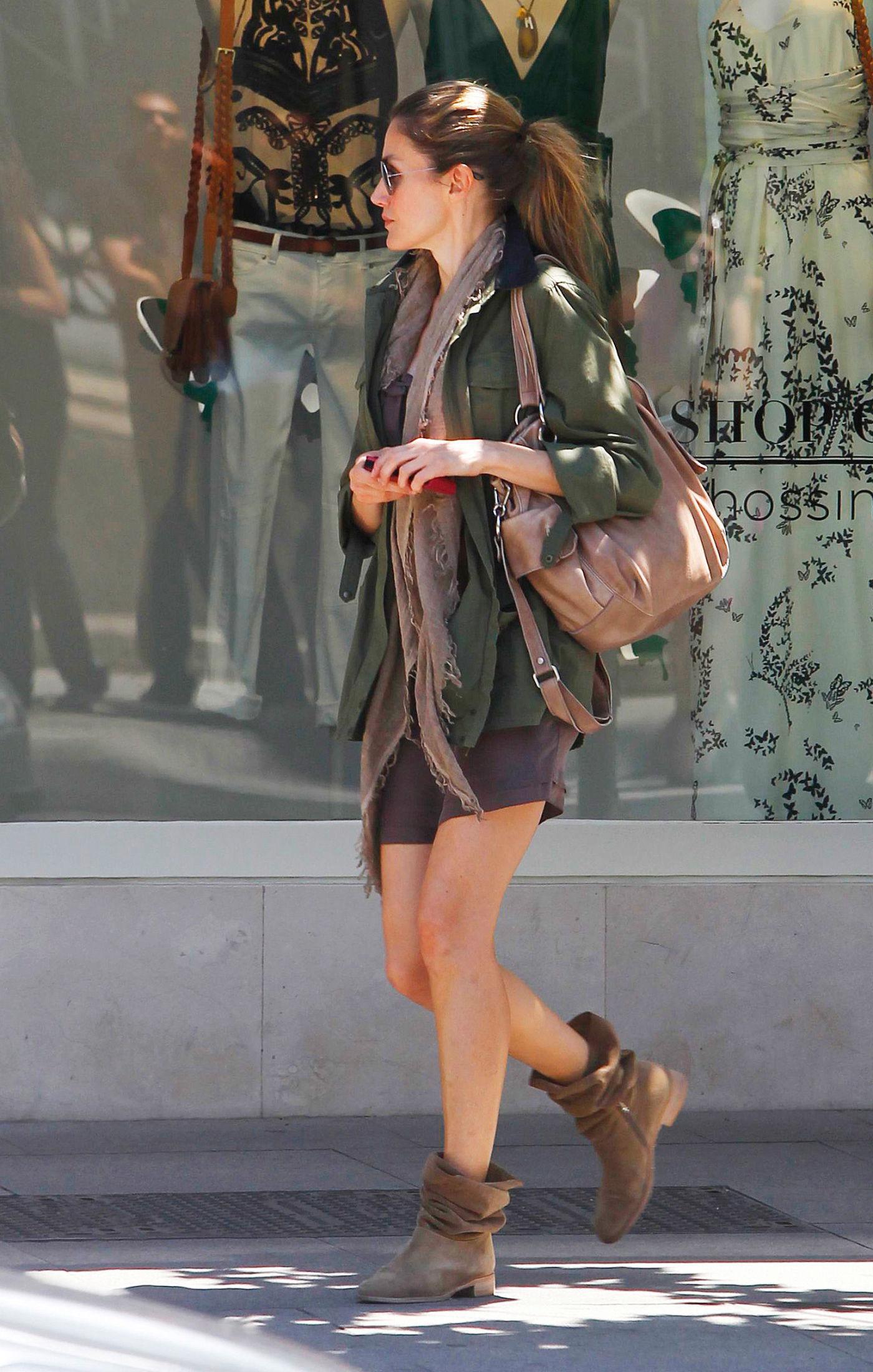 CASUAL: Til og med når hun er ute og shopper i Madrid, ser Letizia ut som et stilikon. Spanias nye motedronnings avslappede antrekk minner om stilen supermodeller som Gisele Bünchen har på fritiden. Foto: Getty Images