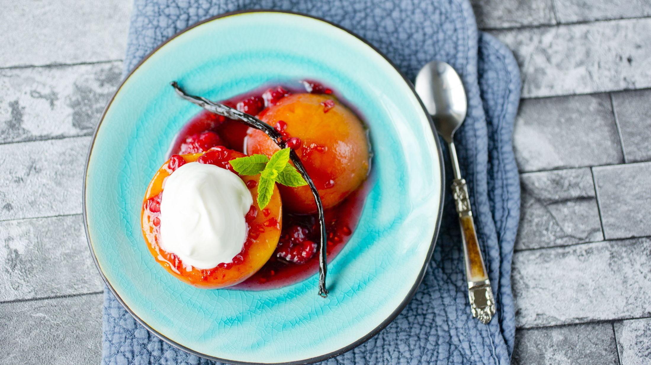 FERSK: Enkelt og godt, her er vår peachmelba som er fersken med varme bringebær, vanilje og krem. Foto: Sara Johannessen