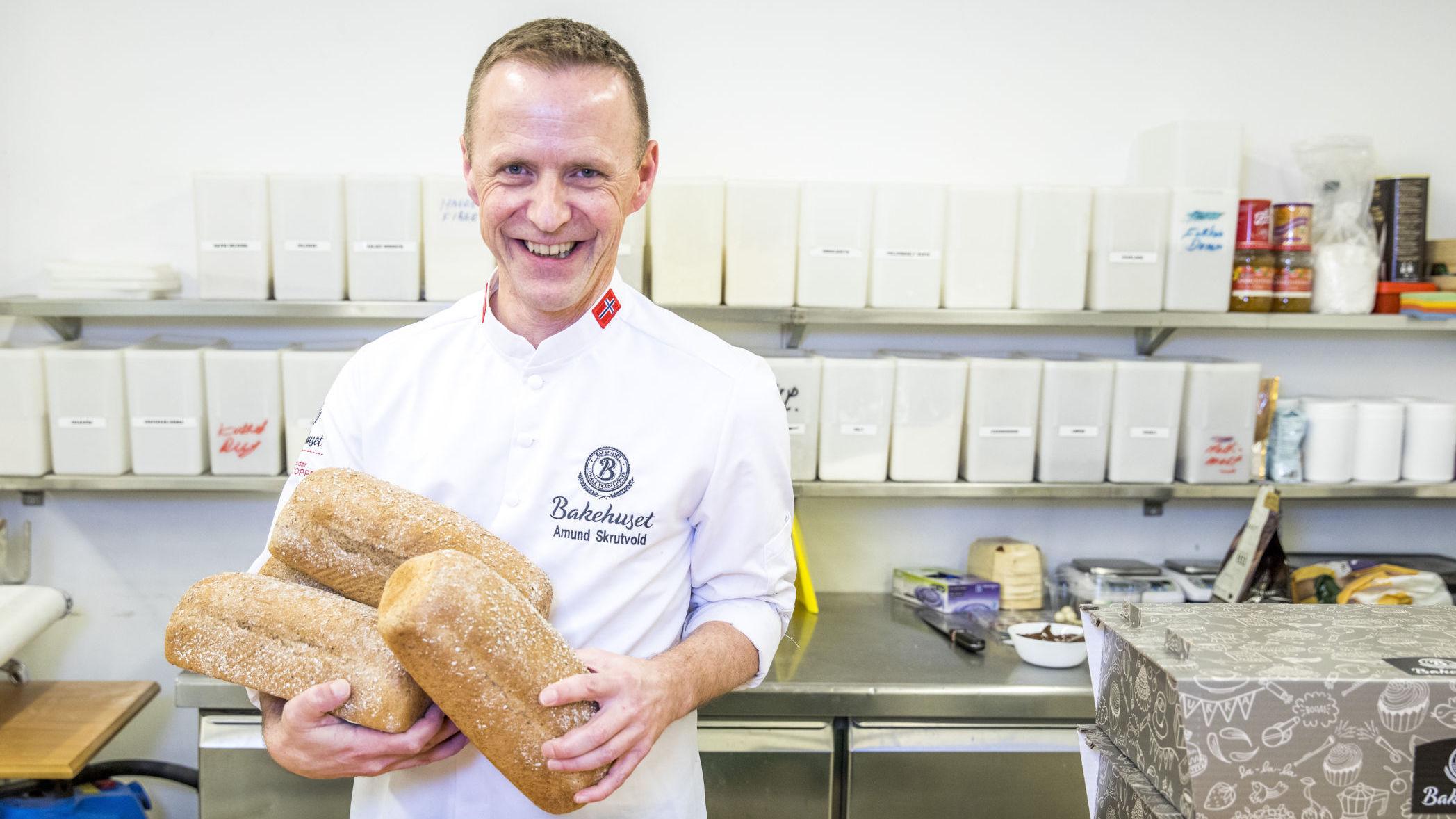 BAKERMESTER: Amund Skrutvold går i disse dager under kallenavnet OL-bakeren, hvor han sørger brød og bakervarer til de norske utøverne. Foto: Bakehuset