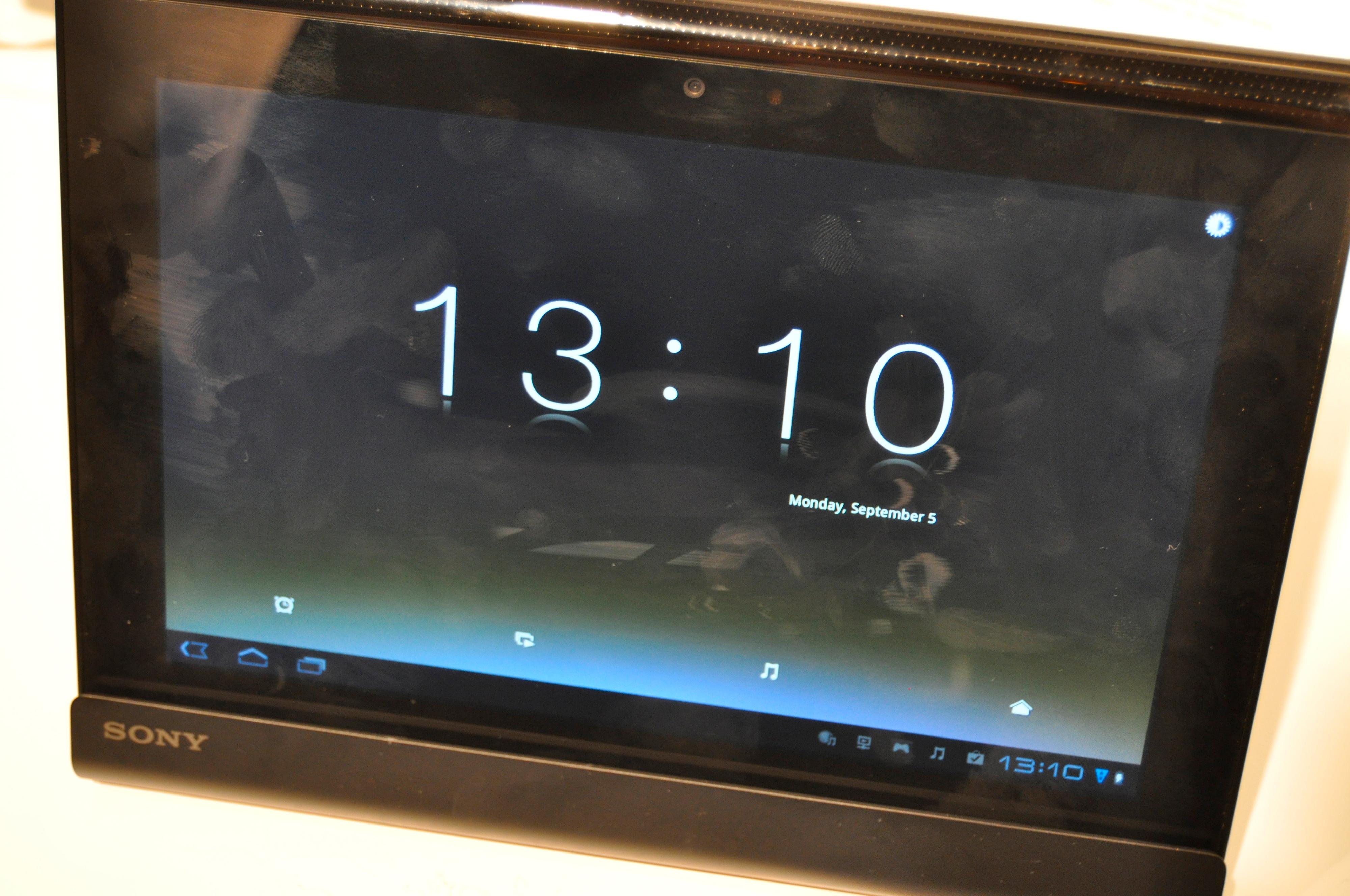 I ladekrybben kan Tablet S bli til en diger klokke eller en digital bilderamme.