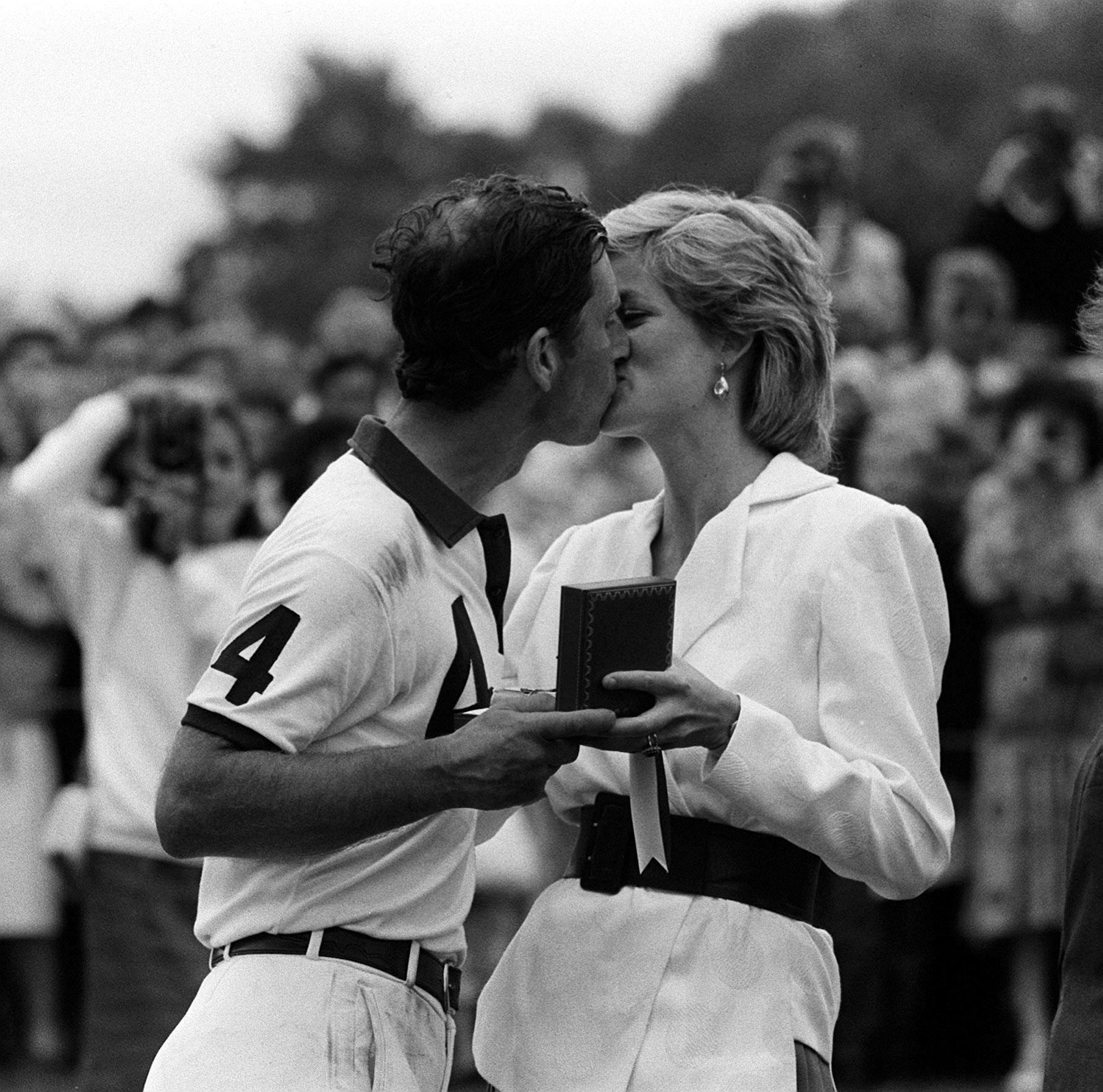 SPORTY SMASK: Charles har vært aktiv polospiller, og har ofte sporty elementer i stilen. Her får han premie og kyss fra Diana etter en polokamp i 1988. Foto: Pa Photos.