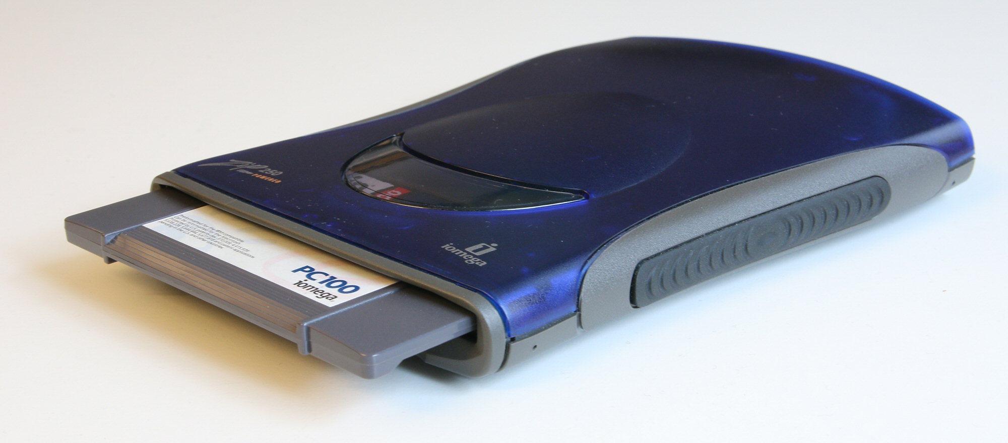 Zip-stasjonene kunne etter hvert også ta disketter med 250 MB kapasitet, og klarte seg på strøm fra USB-porten.Foto: Vegar Jansen, Hardware.no