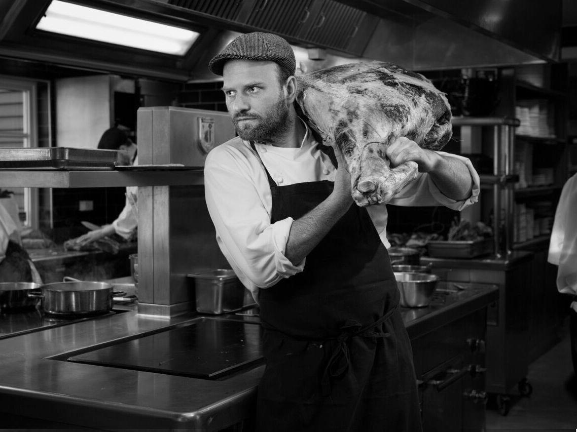 TOPPKOKK: Tom Victor Gausdal er kokk, kokebokforfatter og glad i grillribbe. Foto: Synøve Dreyer