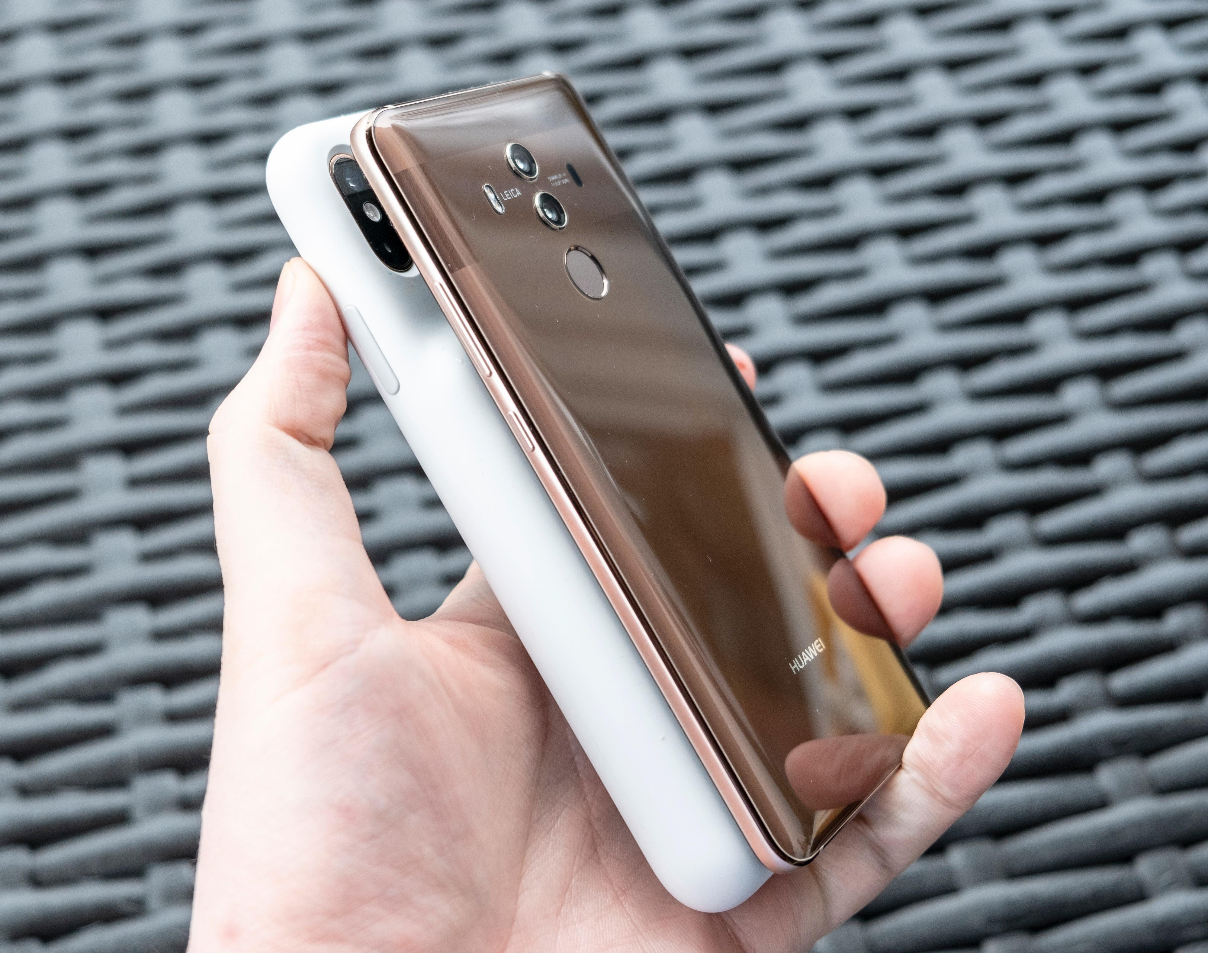 En Huawei Mate 10 Pro har gedigent batteri, slank design og medfølgende hurtiglader. iPhone med batterideksel varer noe lenger i bruk enn Mate 10 Pro, men så skal den lades med den trege laderen.