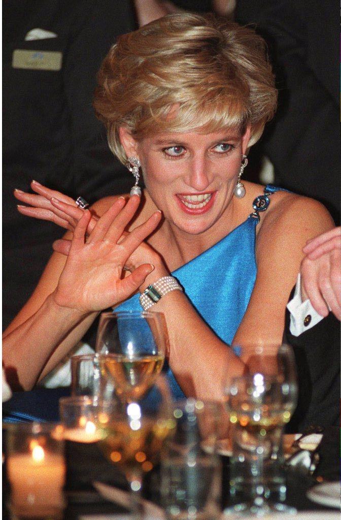 1996: Her er Diana på plass i Sydney for en veldedighetsgalla. Den blå kjolen med én skulder ble toppet med glitrende smykker.