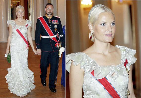 ROMANTISK: Kjolen Mette-Marit hadde på seg på slottsball i 2011 var hentet fra Valentinos resortkolleksjon fra samme år og har en utsalgspris på 62.000 kroner. Foto: NTB Scanpix