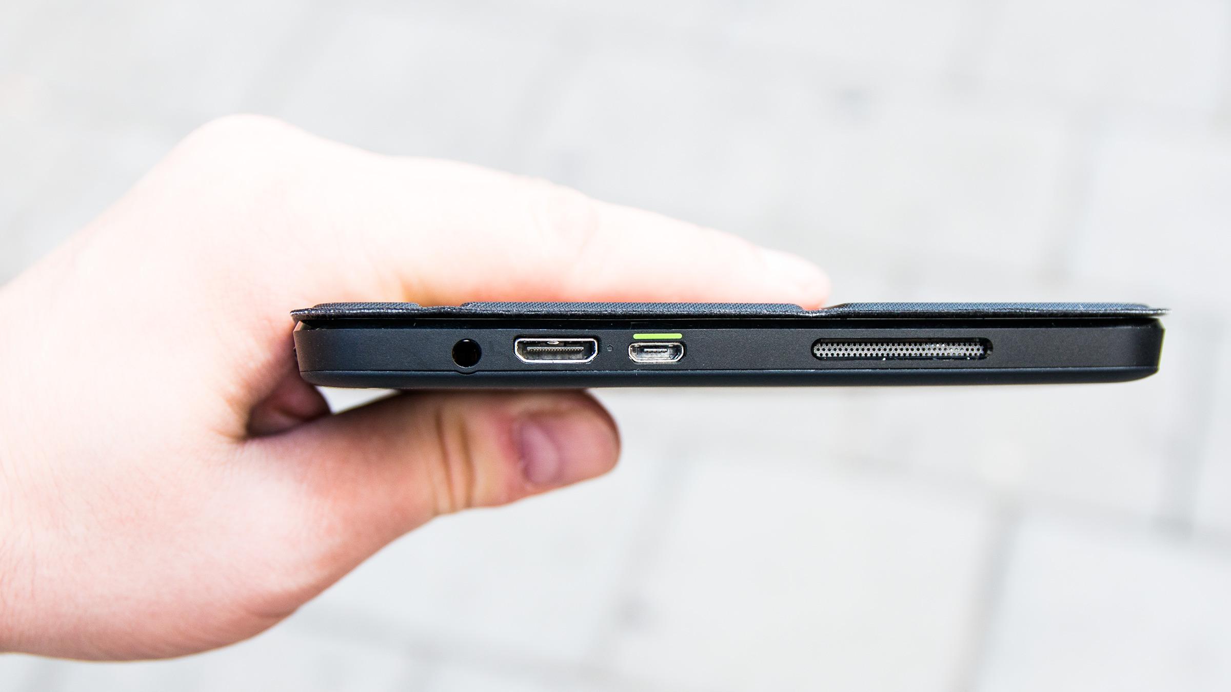 Lyd, mini-HDMI og micro-USB er de eneste kontaktene på nettbrettet; som du finner på den ene kortsiden ved siden av et basshull. Her er de alltid tilgjengelige, selv når foten er slått ut.Foto: Varg Aamo, Hardware.no