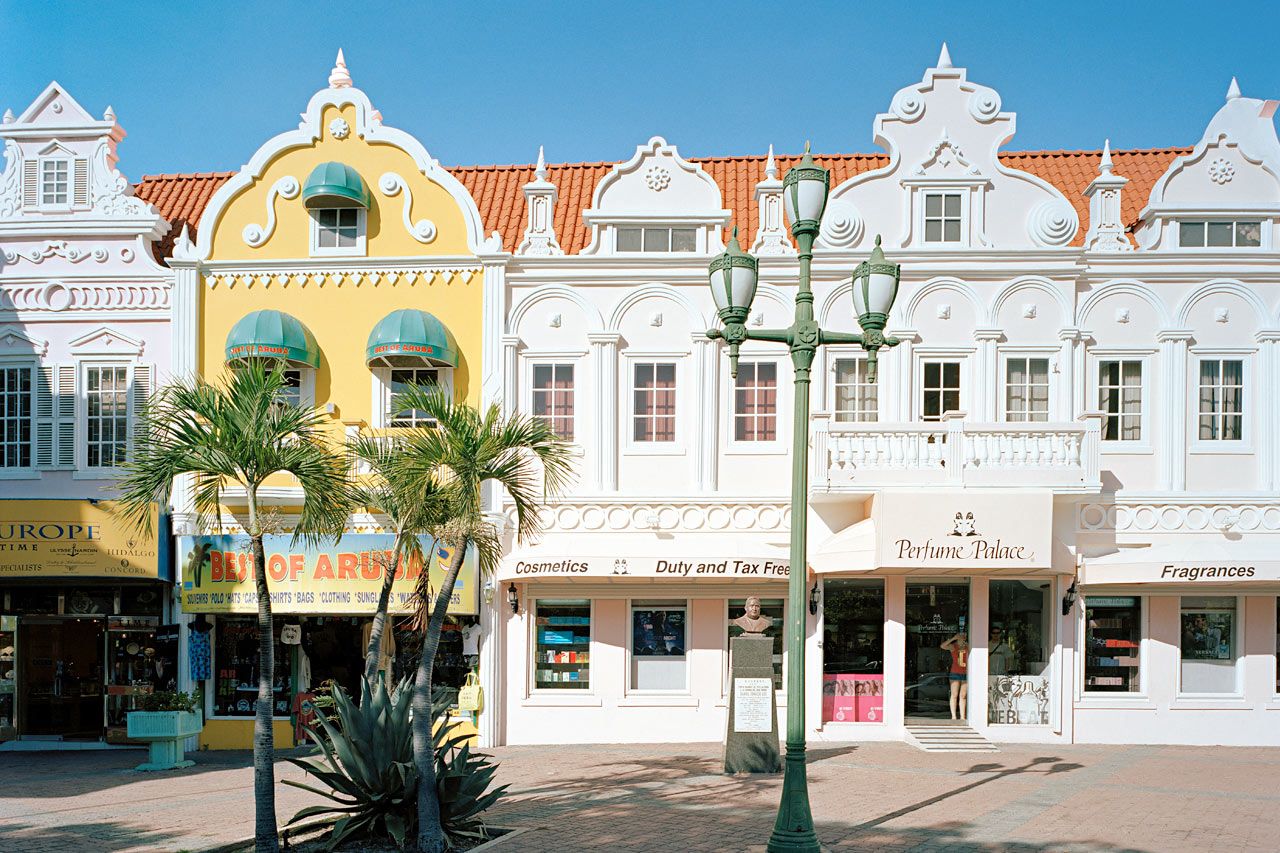FARGERIK HOVEDSTAD: Arubas koselige hovedstad Oranjestad er verdt et besøk. Øya er liten nok til at du rekker å se mesteparten i løpet av en dag. 