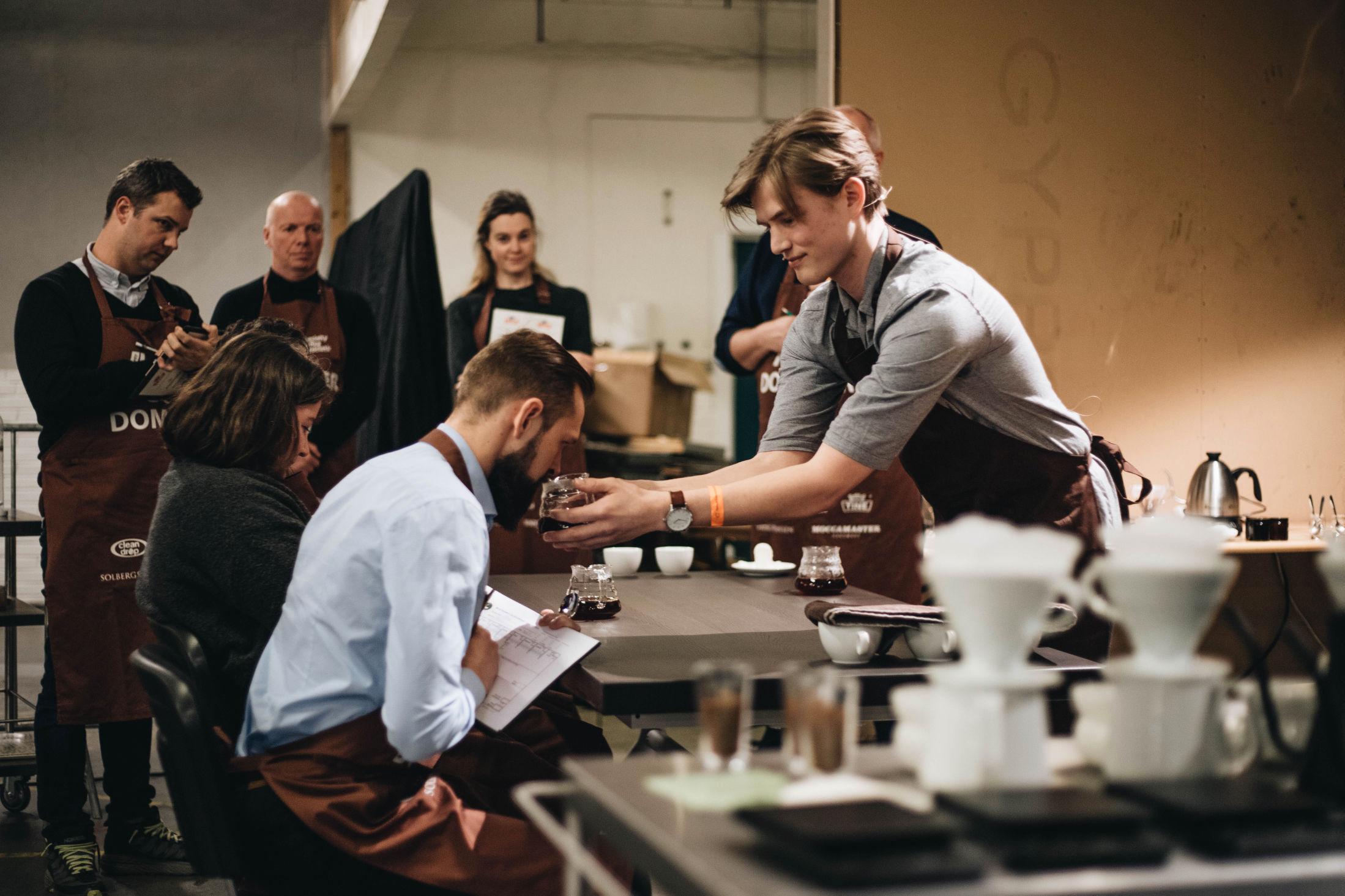 KAFFEBRYGGING: Erlend Wessel-Berg er Norges beste kaffebrygger. Foto: Frida Helgerud