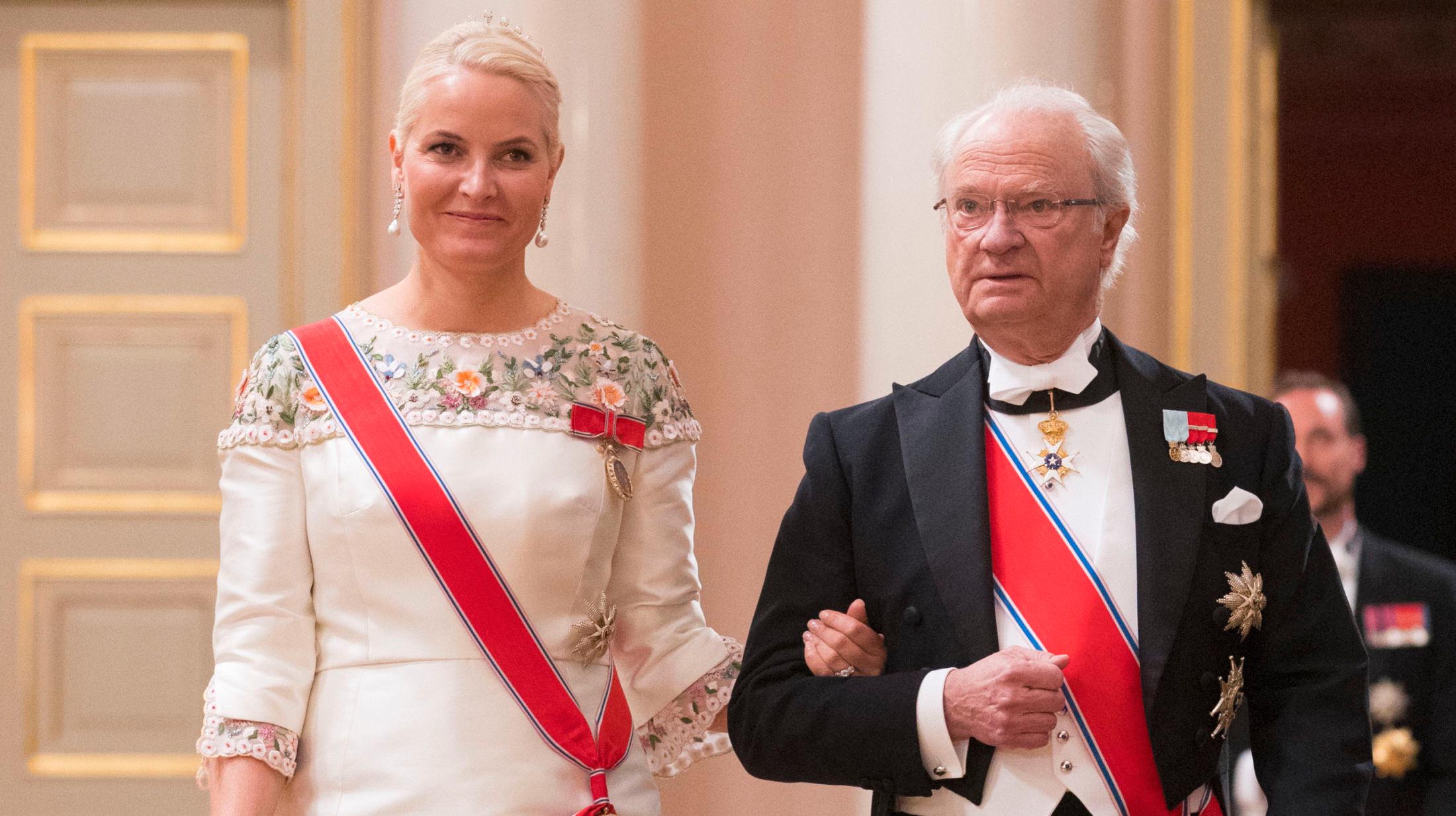 TRENDY: Mette-Marit hadde ny kjole for anledningen da kongeparet arrangerte gallamiddag på slottet, tirsdag. Foto: Håkon Mosvold Larsen / NTB scanpix
