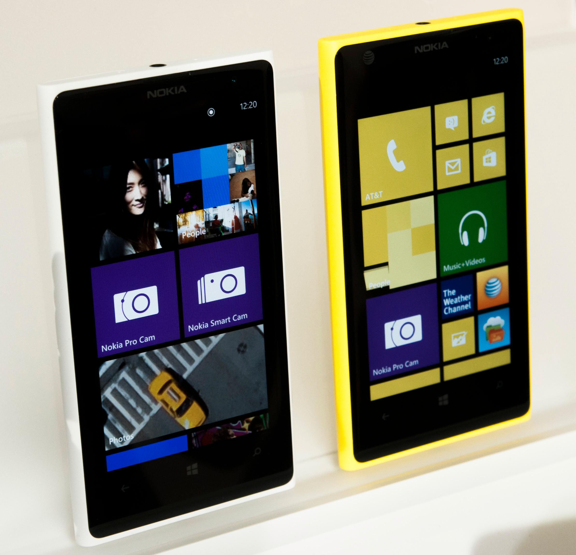 Hvit og gul Lumia 1020 ved siden av hverandre.Foto: Finn Jarle Kvalheim, Amobil.no