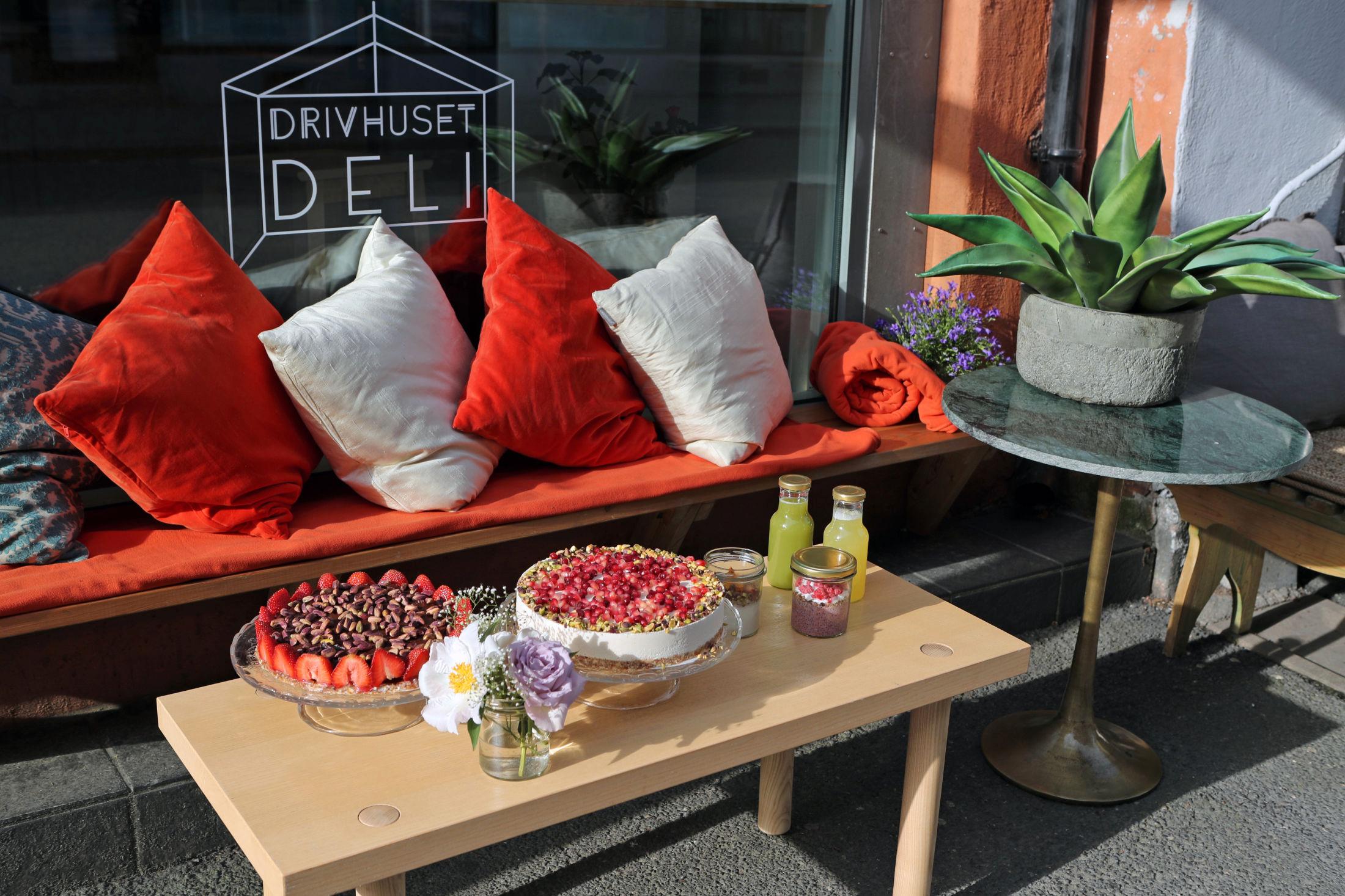 MORGENSOL: Man kan velge å nye maten sin utendørs. Foto: Sigrid Schei Lorentzen / VG.