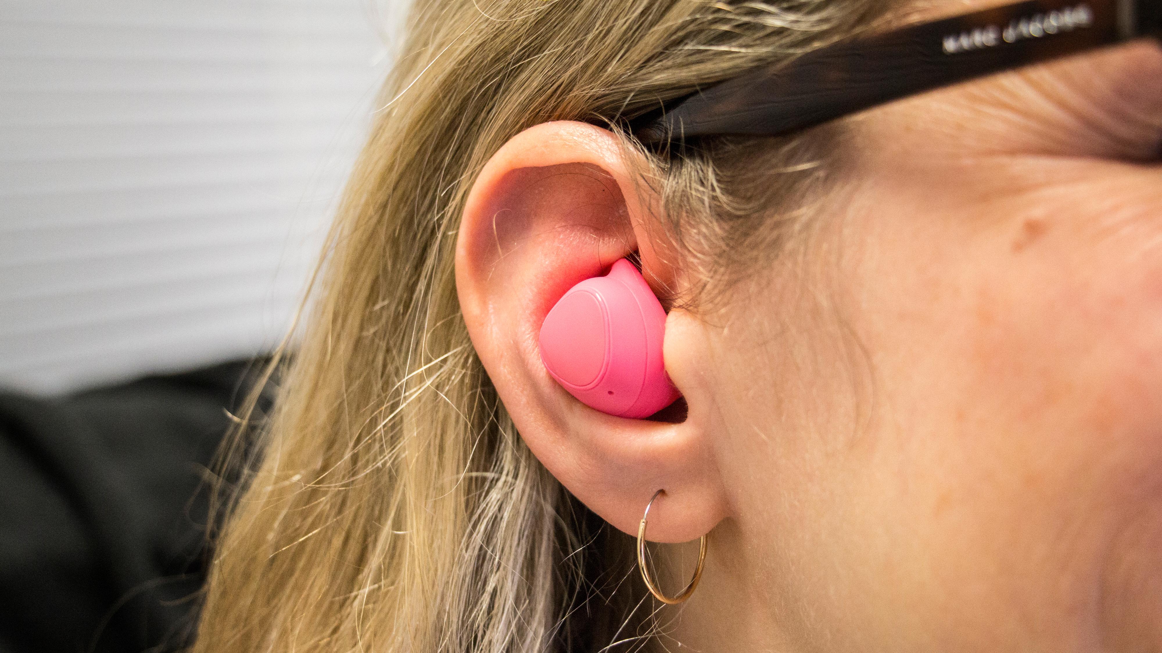 IconX er relativt diskré i øret, om enn kanskje ikke i den rosa fargen. Bilde: Stein Jarle Olsen, Tek.no