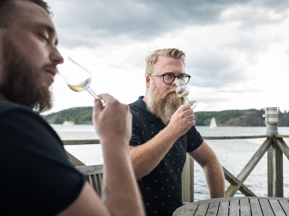 Patrick Björsjö och Adam Jonsson vet allt om whisky.