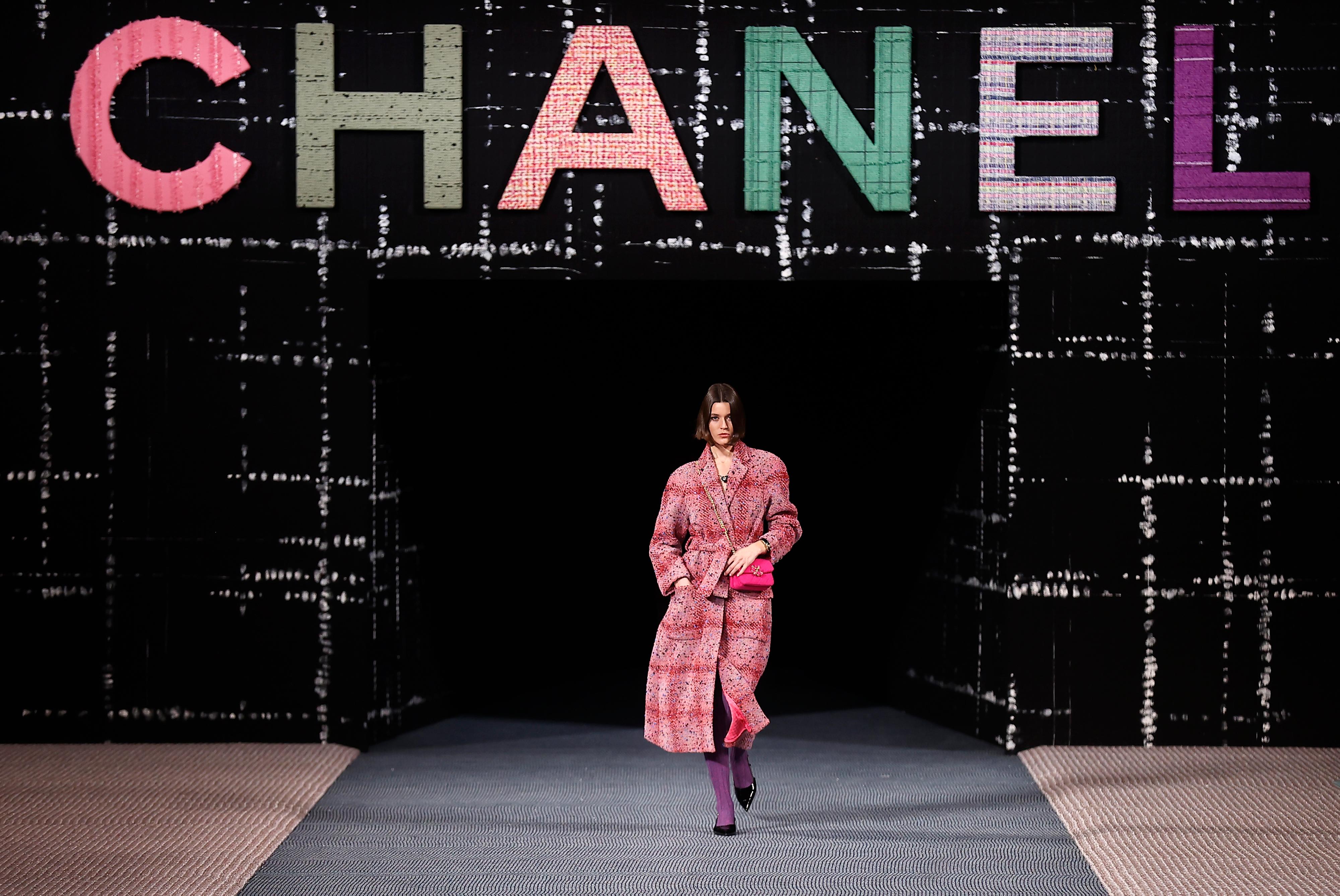 TYDELIG TEMA: Chanel-modellene kom ut i tweed under et stort tweed-skilt.