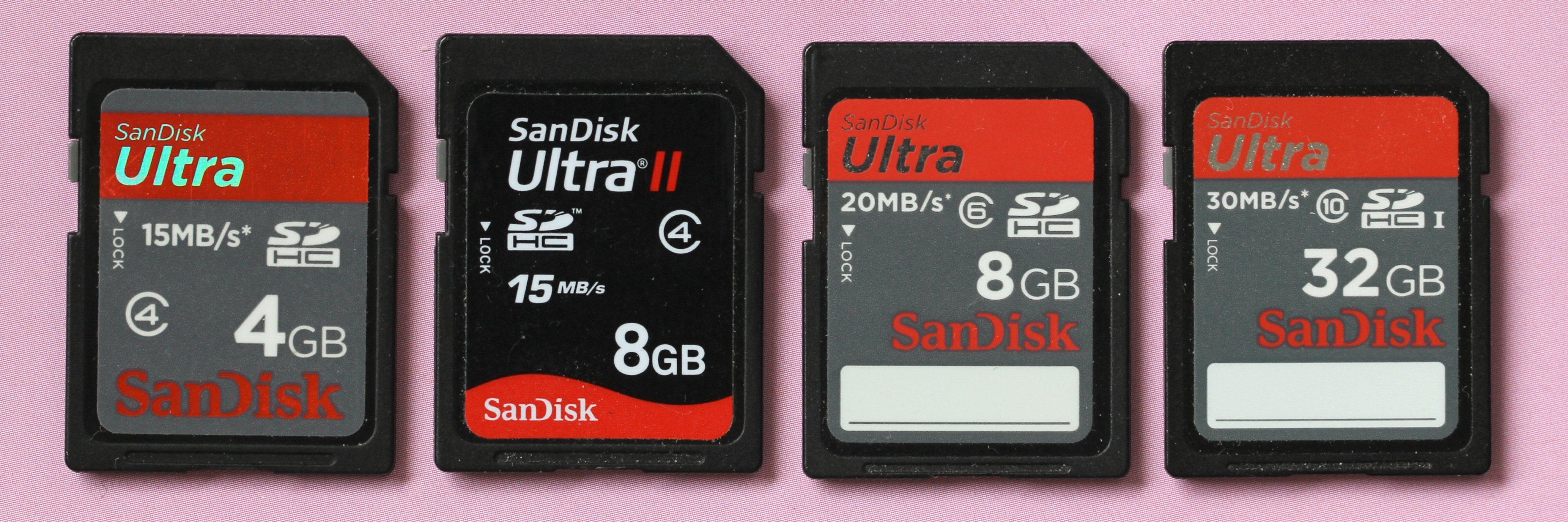 Å se hvor mye data et minnekort kan romme er som oftest enkelt. På disse kortene er det fra venstre 4 GB, 8 GB, 8 GB og 32 GB. Videre vet vi nå at de alle følger SDHC-standarden.