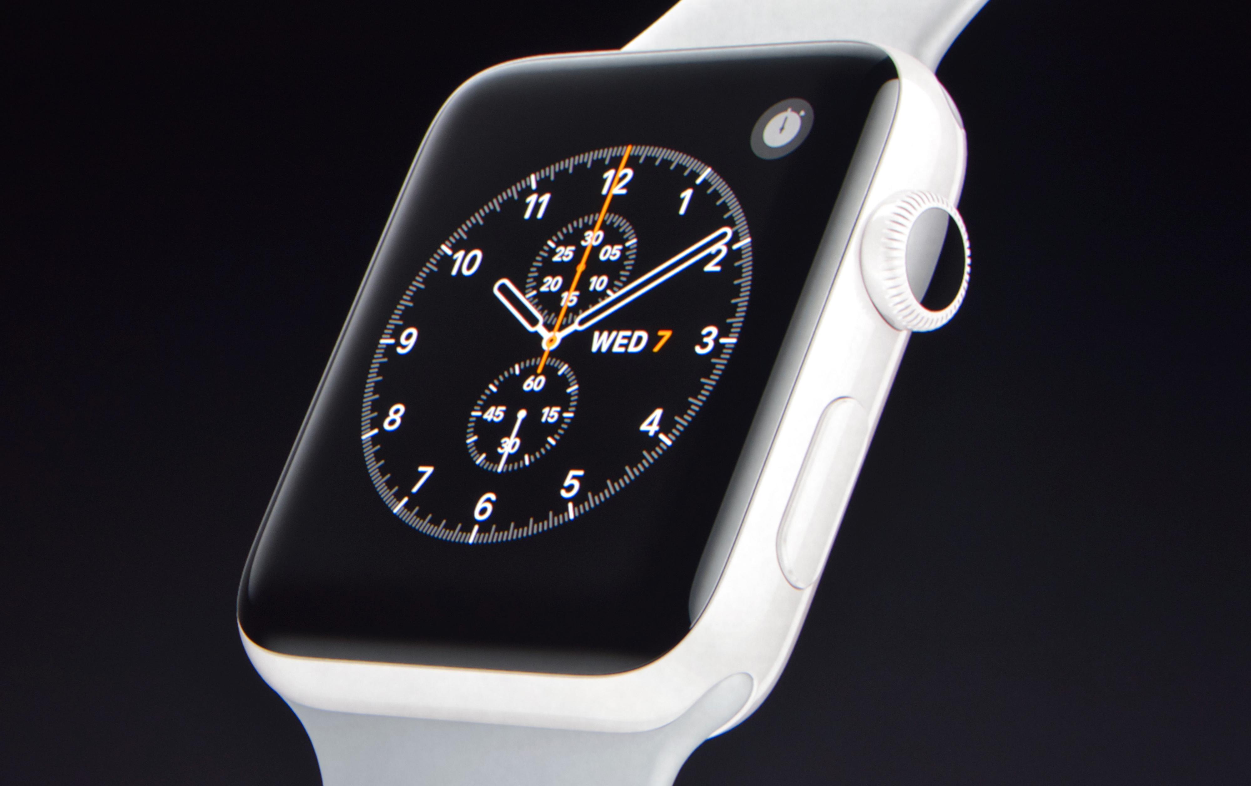 Den keramiske Apple Watchen er synlig, ettersom fargen er ny. Ellers er designen som før. Dette bildet er fra presentasjonen.