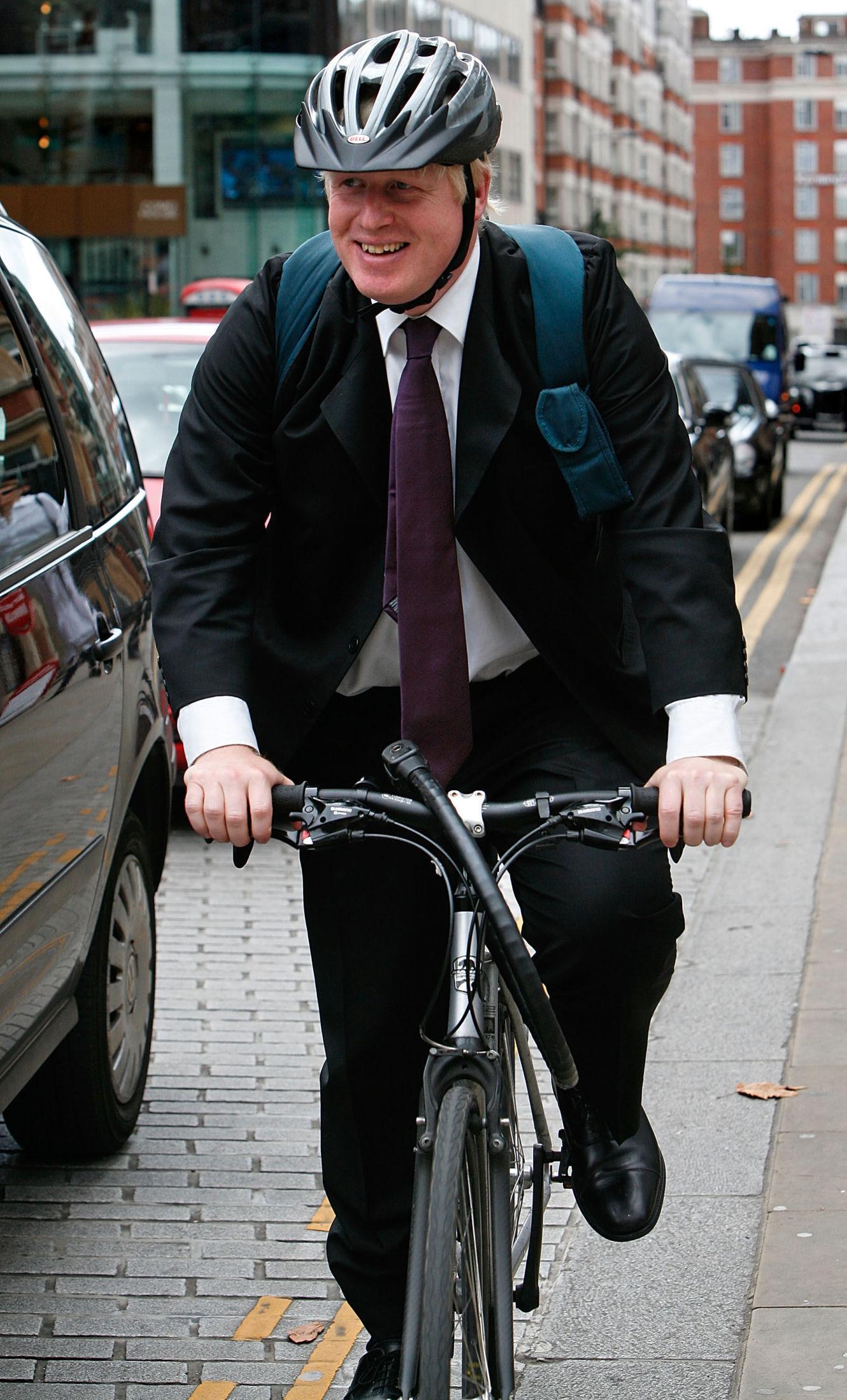 HJELMSVEIS: Boris Johnson er ivrig syklist og sykler ofte til og fra jobb. Her fra 2008. Foto: Getty Images