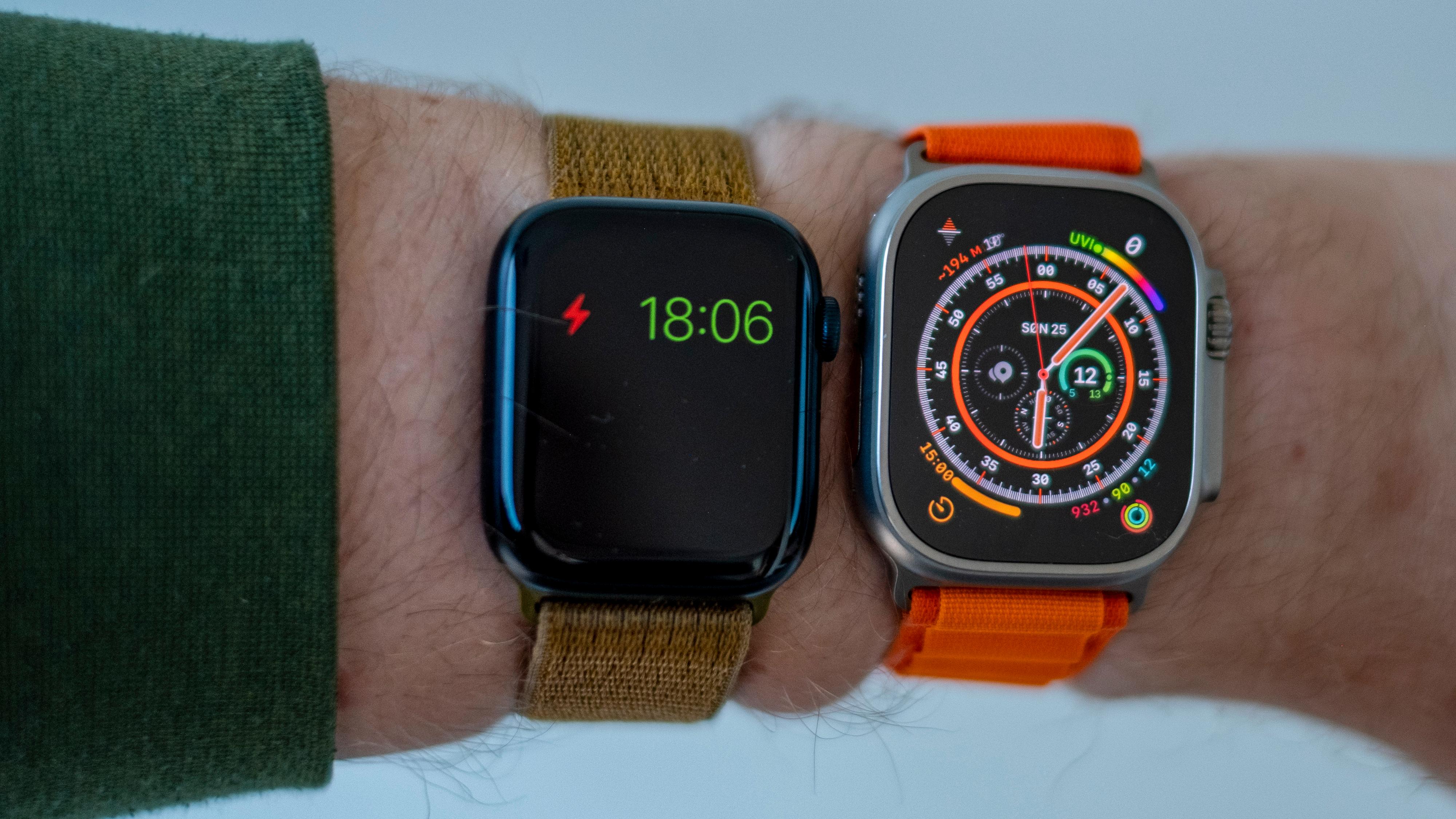 Til venstre en Apple Watch series 8 på 45 mm. Til høyre Apple Watch Ultra på 49 mm. Det skiller kun en knapp 500-lapp fra stålutgaven av series 8 og opp til Ultra i titan, mens det er rundt 3500 kroner opp til Ultra fra aluminiumsversjonen med mobilnett som er på armen her.