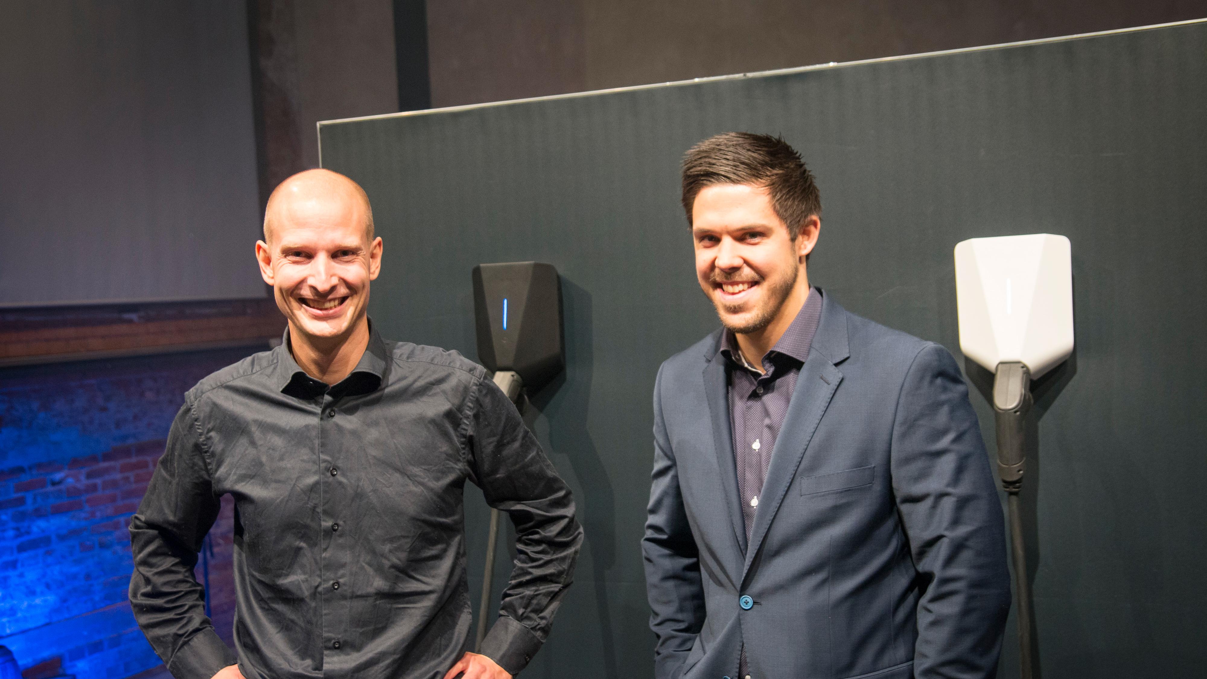 Tibber-sjef Edgeir Vårdal Aksnes (t.v.) og Jonas Helmikstøl fra Easee foran lanseringsarrangementet tirsdag kveld, hvor blant andre Tesla og BMW er med.