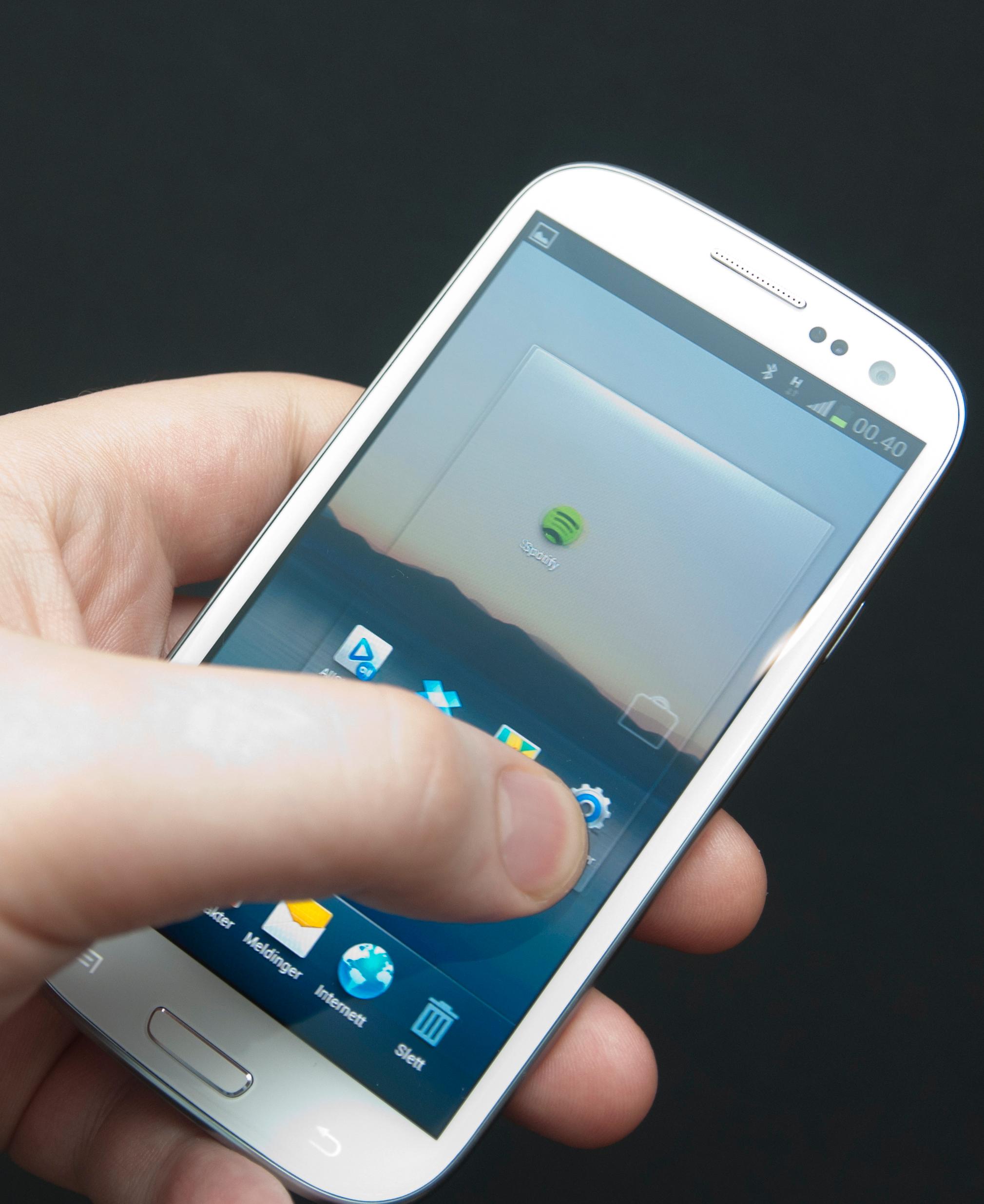 Galaxy S III kan bruke det innebygde gyroskopet til å bytte hjemmeskjerm når du skal stokke om på snarveiene dine. Bare hold fingeren inne over ikonet, og vri telefonen.