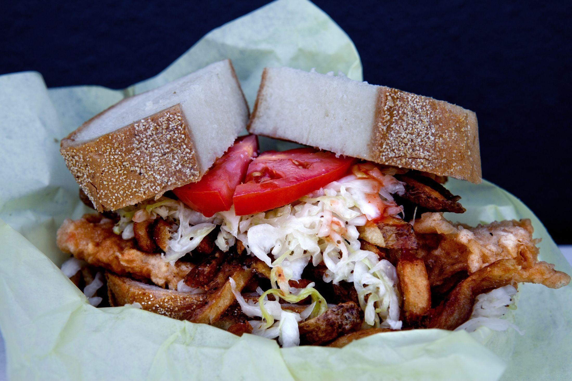 GODT OG BLANDET: Hos foodtruckene i USA kan du blant annet finne sandwich med torsk. Denne er fra Steel City Sandwich i Los Angeles, der maten opprinnelig er fra Pittsburgh, men med polske innflytelser. Foto: Thomas Nilsson/VG