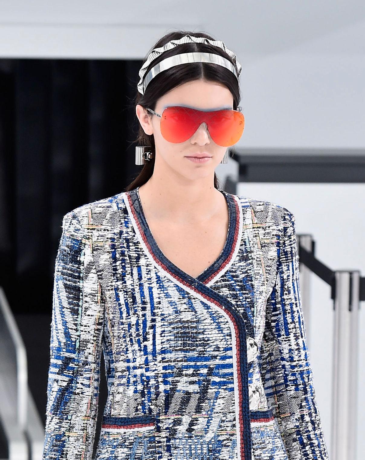 FARGESTERKE: Kendall Jenner var iført et gigantisk solbrillepar med speilglass under Chanels visning i oktober. Foto: Getty Images