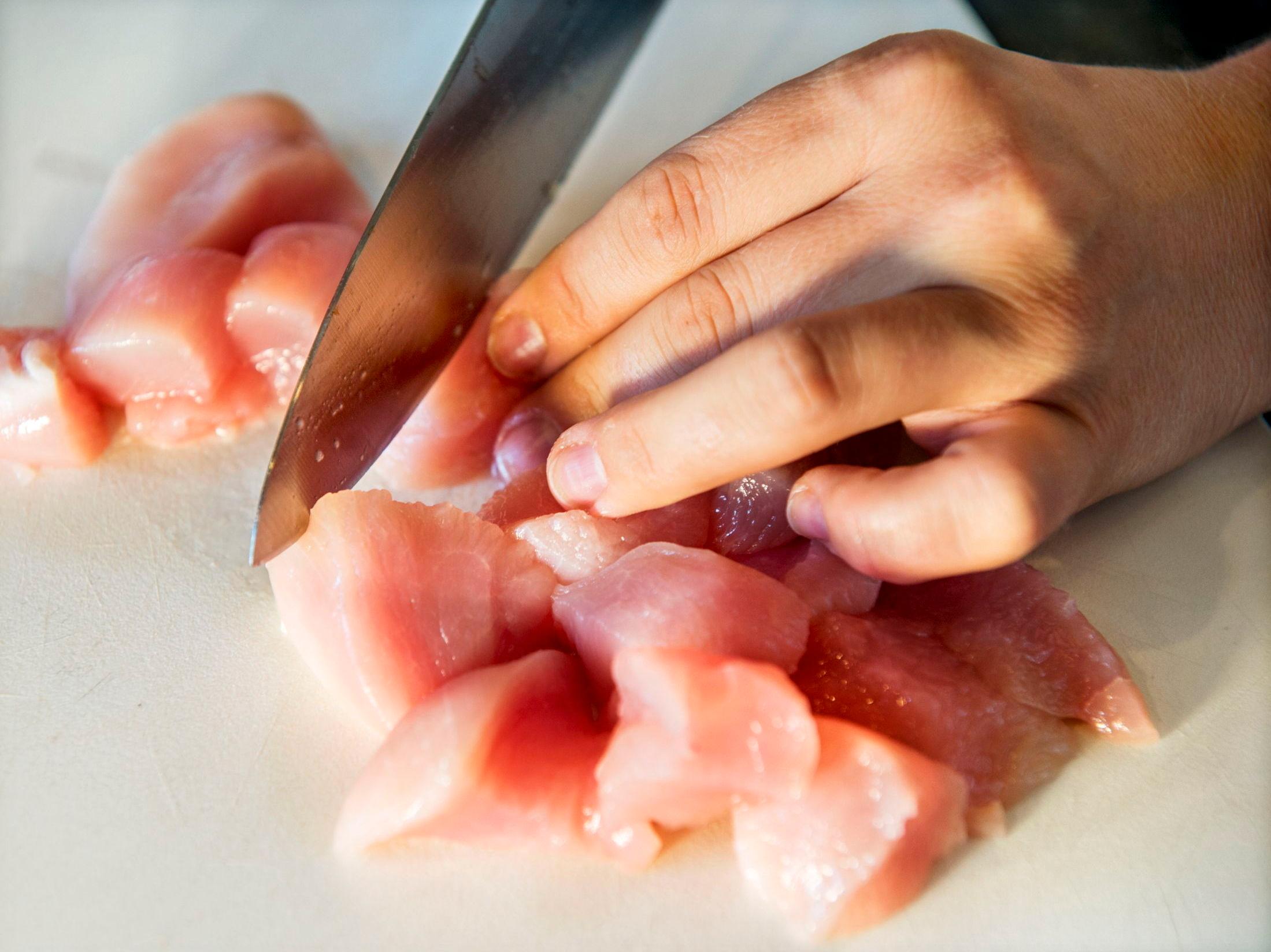 VASK HENDENE: Håndvask er viktig, særlig etter å ha tatt i rått kjøtt, som kylling. Foto: Helge Mikalsen/VG